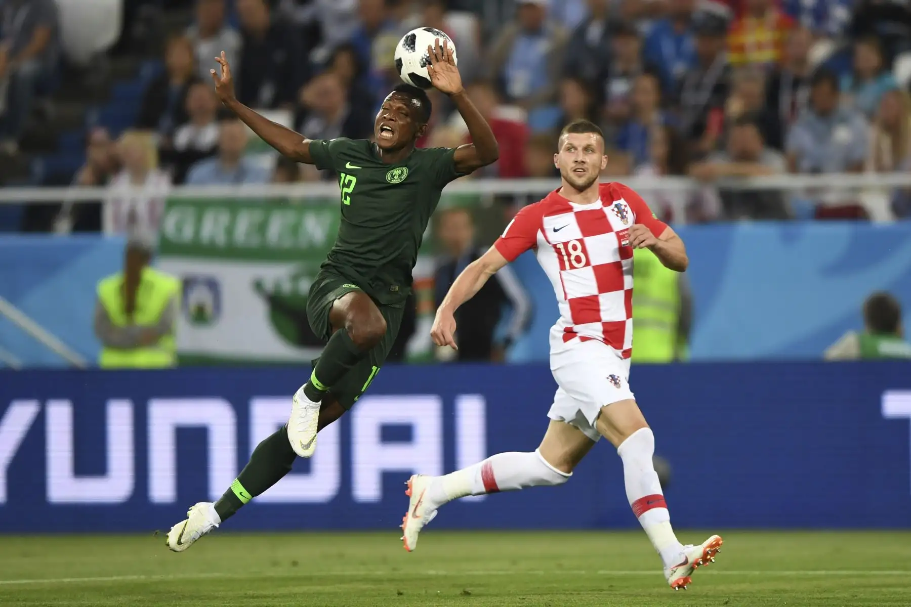 El defensa nigeriano Abdullahi Shehu (izq.) Y el delantero croata Ante Rebic compiten durante el partido de fútbol del Grupo D de la Copa Mundial Rusia 2018 entre Croacia y Nigeria en el estadio Kaliningrado de Kaliningrado el 16 de junio de 2018. / AFP