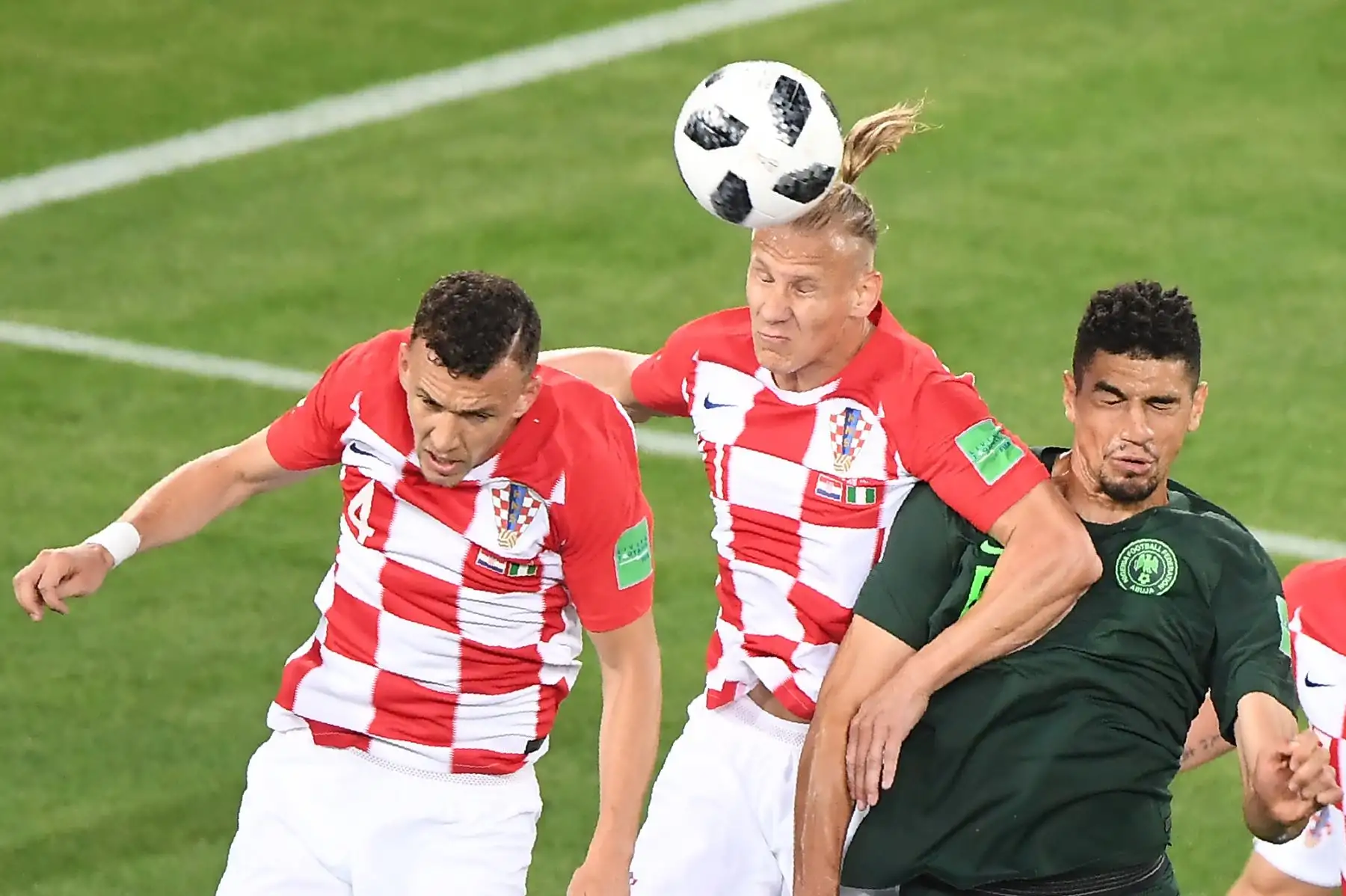El defensa nigeriano Abdullahi Shehu (izq.) Y el delantero croata Ante Rebic compiten durante el partido de fútbol del Grupo D de la Copa Mundial Rusia 2018 entre Croacia y Nigeria en el estadio Kaliningrado de Kaliningrado el 16 de junio de 2018. / AFP