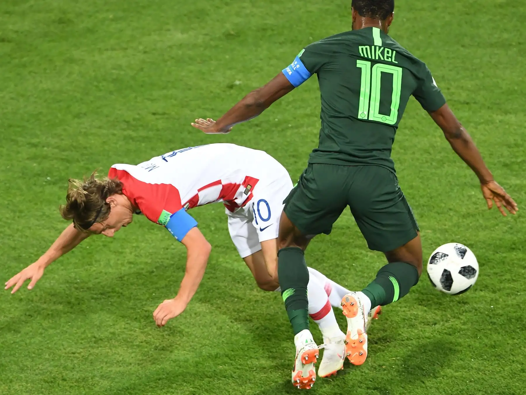 El mediocampista de Nigeria John Obi Mikel (R) compite con el centrocampista croata Luka Modric durante el partido de fútbol del Grupo D de la Copa Mundial Rusia 2018 entre Croacia y Nigeria en el Estadio de Kaliningrado en Kaliningrado el 16 de junio de 2018. / AFP