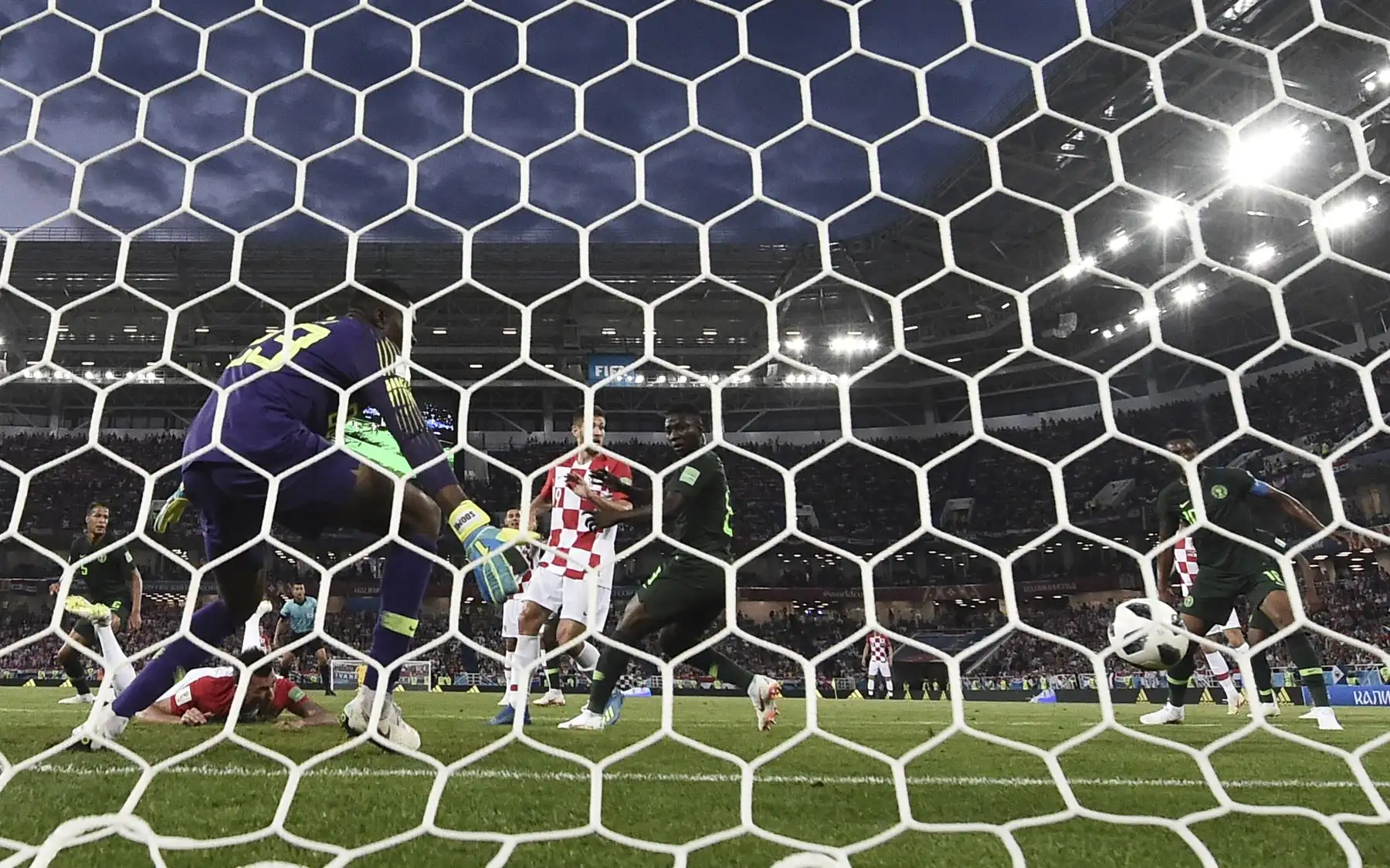 El arquero de Nigeria, Francis Uzoho, no pudo salvar al delantero croata Mario Mandzukic para el gol de apertura durante el partido de fútbol del Grupo D de la Copa Mundial Rusia 2018 entre Croacia y Nigeria en el Estadio de Kaliningrado en Kaliningrado el 16 de junio de 2018.
/ AFP