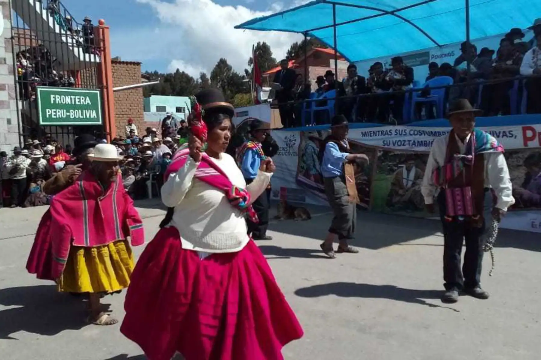 Comidas preparadas a base de quinua, formaron parte de la exposición del Primer Encuentro Binacional de Saberes y Conocimientos Ancestrales, realizado en la localidad de Tinicachi, región Puno, en la frontera con Bolivia, donde los adultos mayores del Programa Nacional de Asistencia Solidaria Pensión 65 presentaron toda la diversidad y belleza de las danzas, música y gastronomía andinas.