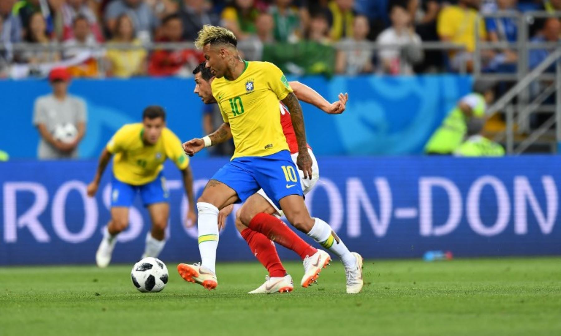 El delantero brasileño Neymar (delantero) compite por el balón durante el partido de fútbol del Grupo E de la Copa del Mundo Rusia 2018 entre Brasil y Suiza en el Rostov Arena en Rostov-On-Don.Foto:AFP