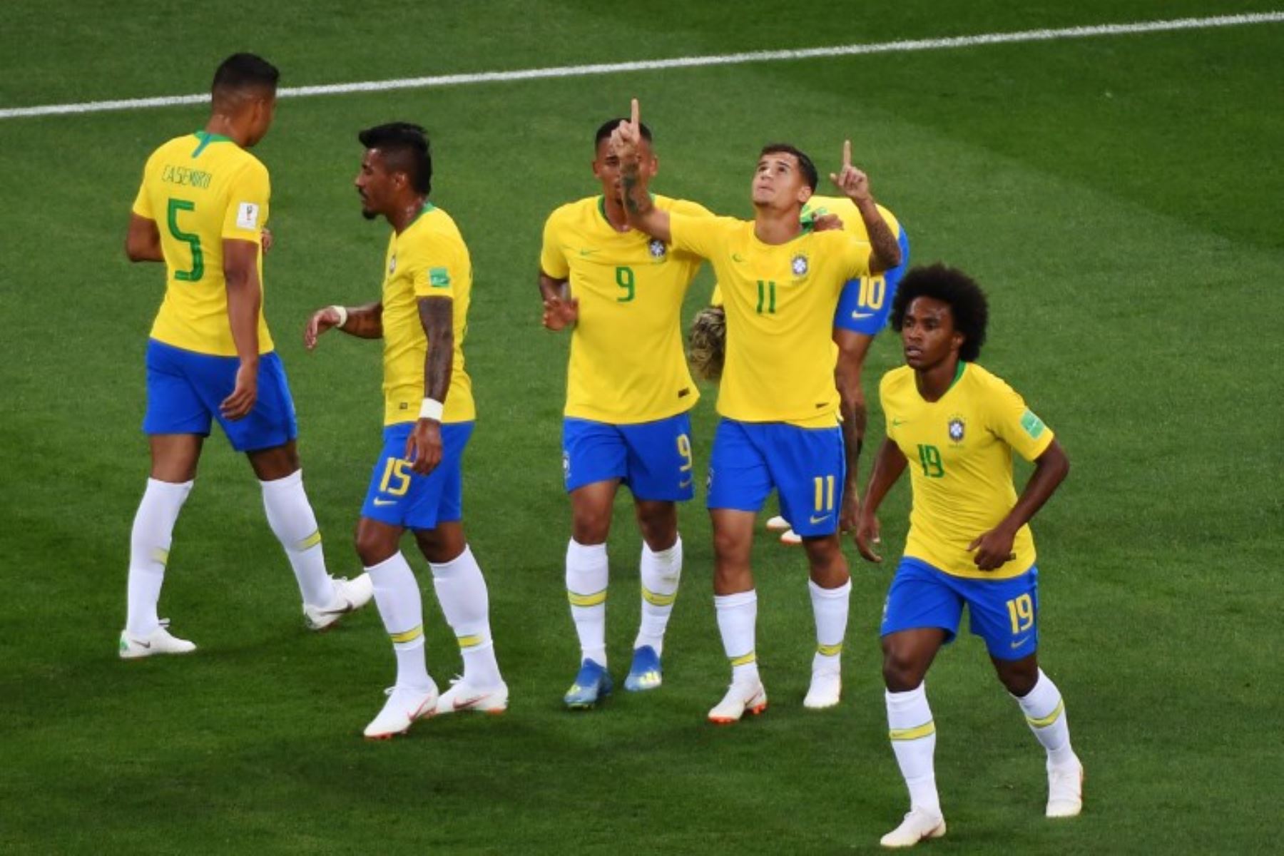 El delantero brasileño Philippe Coutinho celebra con sus compañeros después de anotar durante el partido de fútbol del Grupo E de la Copa Mundial Rusia 2018 entre Brasil y Suiza en el Rostov Arena en Rostov-On-Don.Foto:AFP
