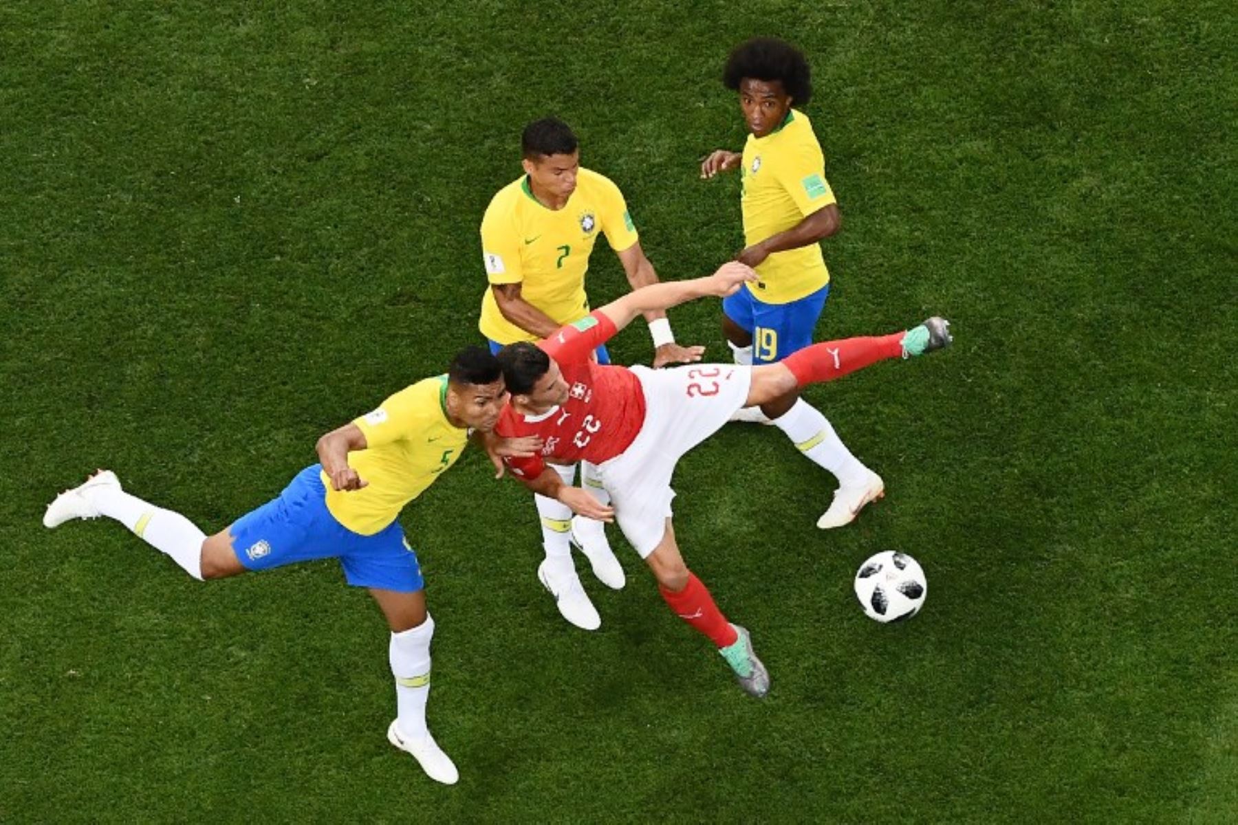 El centrocampista brasileño Casemiro pelea por el balón con el defensa suizo Fabian Schaer durante el partido de fútbol del Grupo E de la Copa Mundial Rusia 2018 entre Brasil y Suiza.Foto:AFP