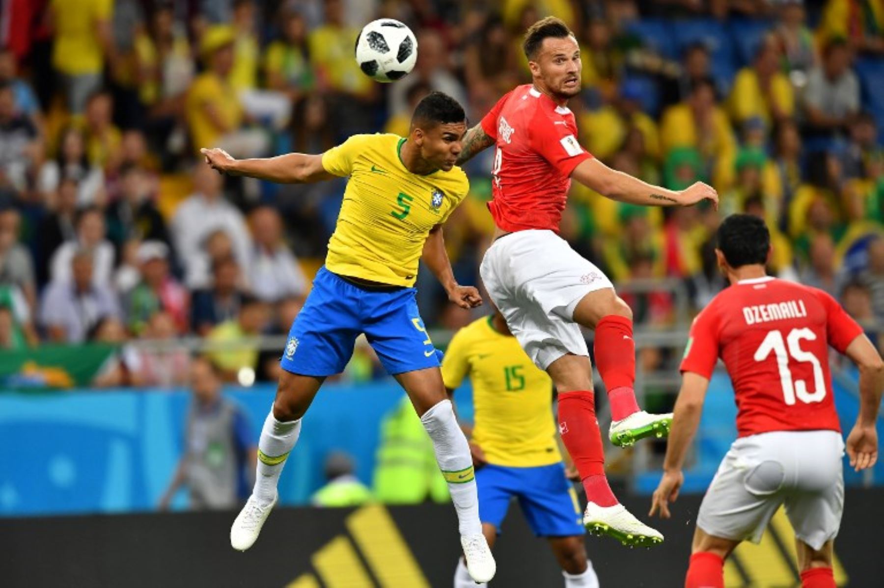 El centrocampista brasileño Casemiro y el delantero suizo Haris Seferovic compiten por el balón durante el partido de fútbol del Grupo E de la Copa Mundial Rusia 2018 .Foto:AFP