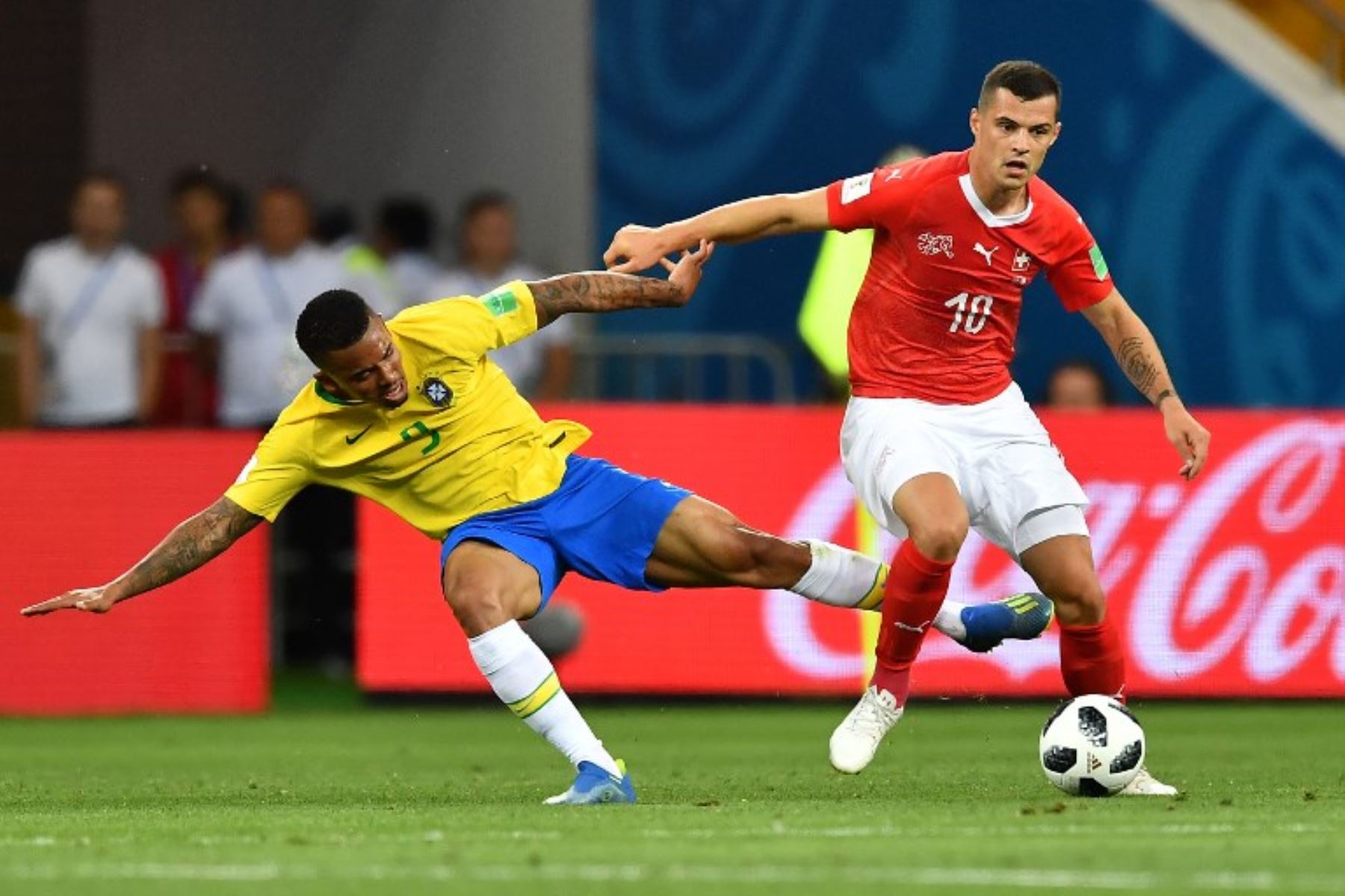 El centrocampista brasileño Casemiro  y el delantero suizo Haris Seferovic compiten por el balón durante el partido de fútbol del Grupo E de la Copa Mundial Rusia 2018.Foto:AFP