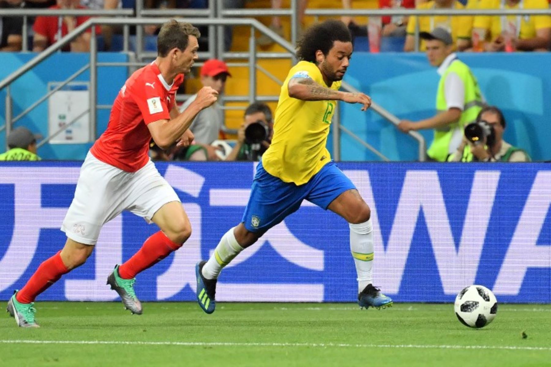 El defensor suizo Stephan Lichtsteiner y el defensa brasileño Marcelo compiten por el balón durante el partido de fútbol del Grupo E de la Copa Mundial Rusia 2018 entre Brasil y Suiza.Foto: AFP