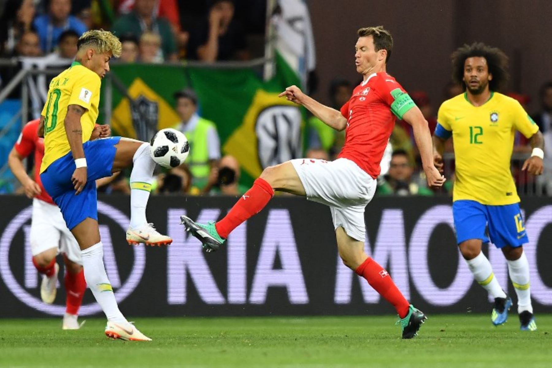 El delantero brasileño Neymar y el defensor suizo Stephan Lichtsteiner compiten por el balón durante el partido de fútbol del Grupo E de la Copa Mundial Rusia 2018 entre Brasil y Suiza.Foto:AFP