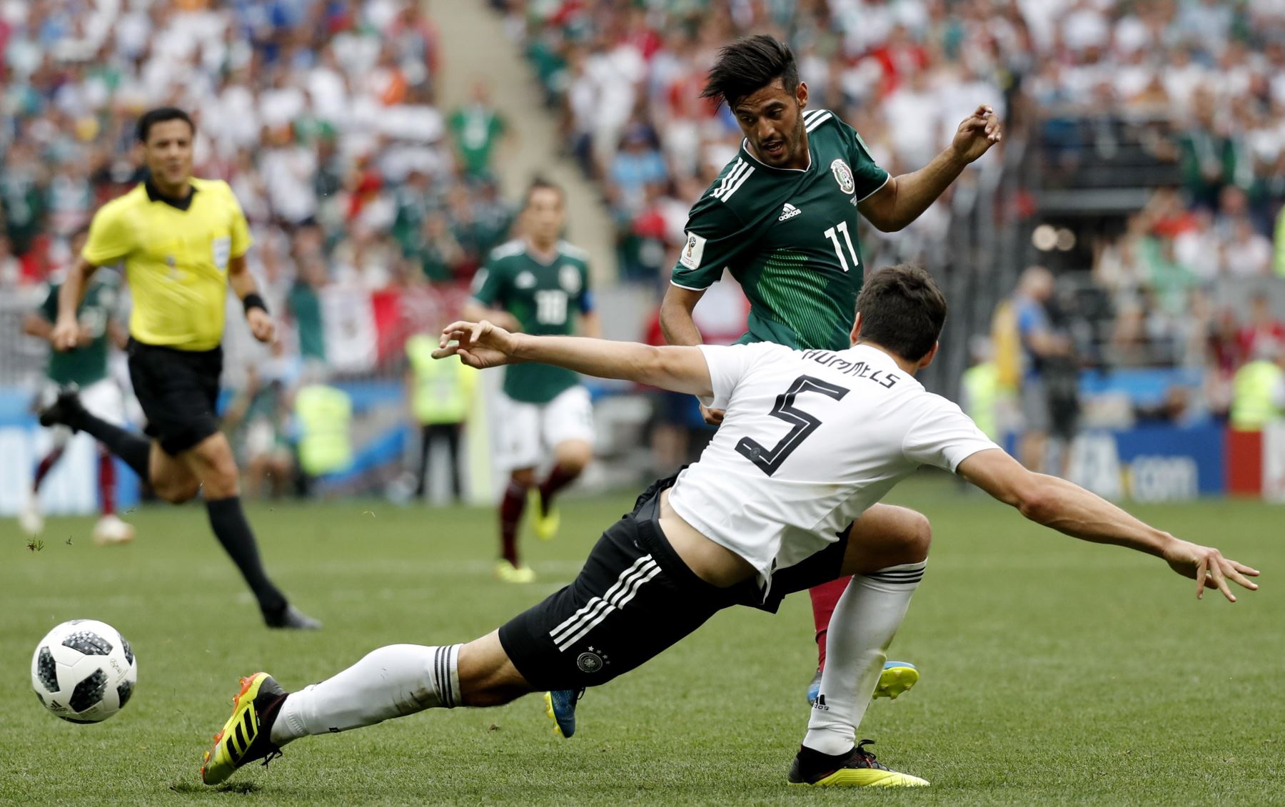 Mats Hummels (frente) de Alemania y Carlos Vela de México en acción durante la Copa Mundial de la FIFA 2018 grupo F.Foto:EFE