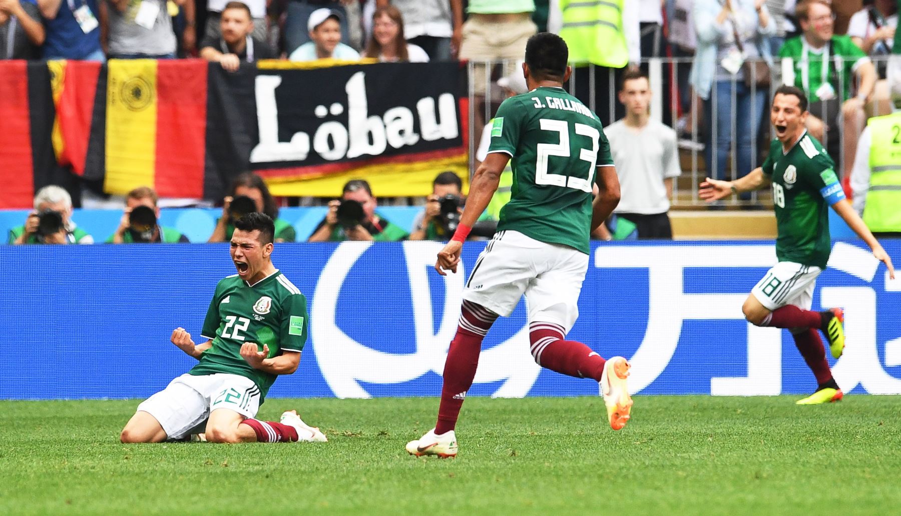 Hirving Lozano de México celebra con sus compañeros de equipo después de anotar el 1-0 en el partido de fútbol preliminar F Grupo Mundial F-2018 entre Alemania y México.Foto:EFE