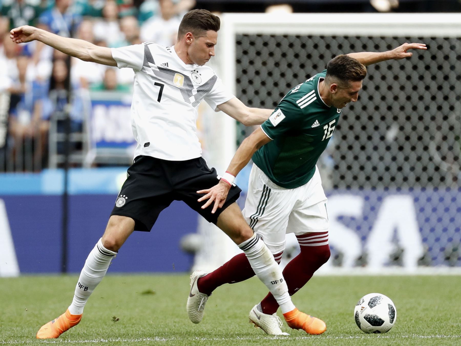 Julian Draxler de Alemania y Héctor Herrera de México en acción durante la Copa Mundial de la FIFA 2018 Grupo F partido de fútbol preliminar entre Alemania y México.Foto:EFE