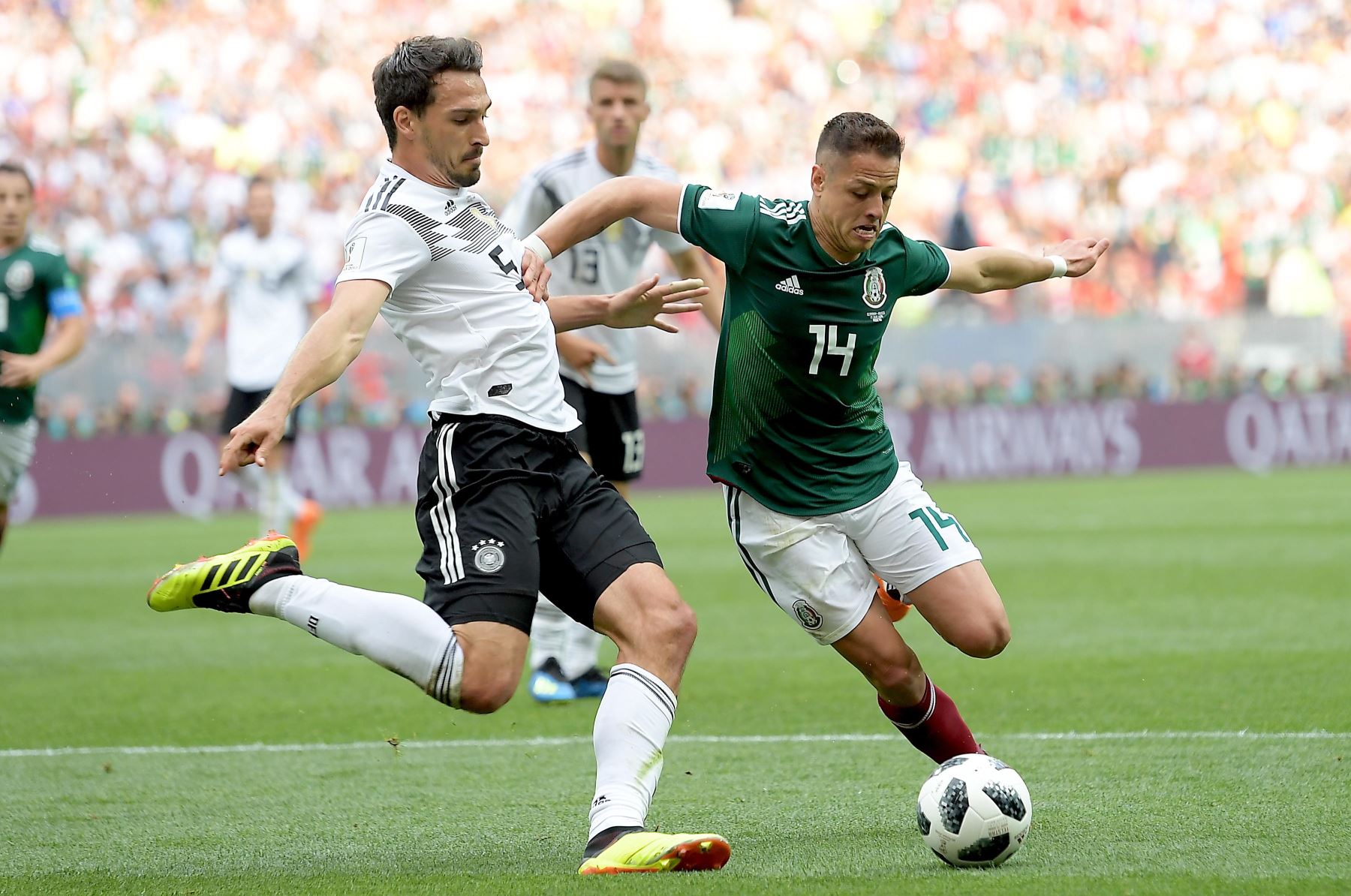 Mats Hummels de Alemania y Javier Hernández de México en acción durante el partido de fútbol preliminar del grupo F de la Copa Mundial de la FIFA 2018 entre Alemania y México en Moscú.Foto:EFE