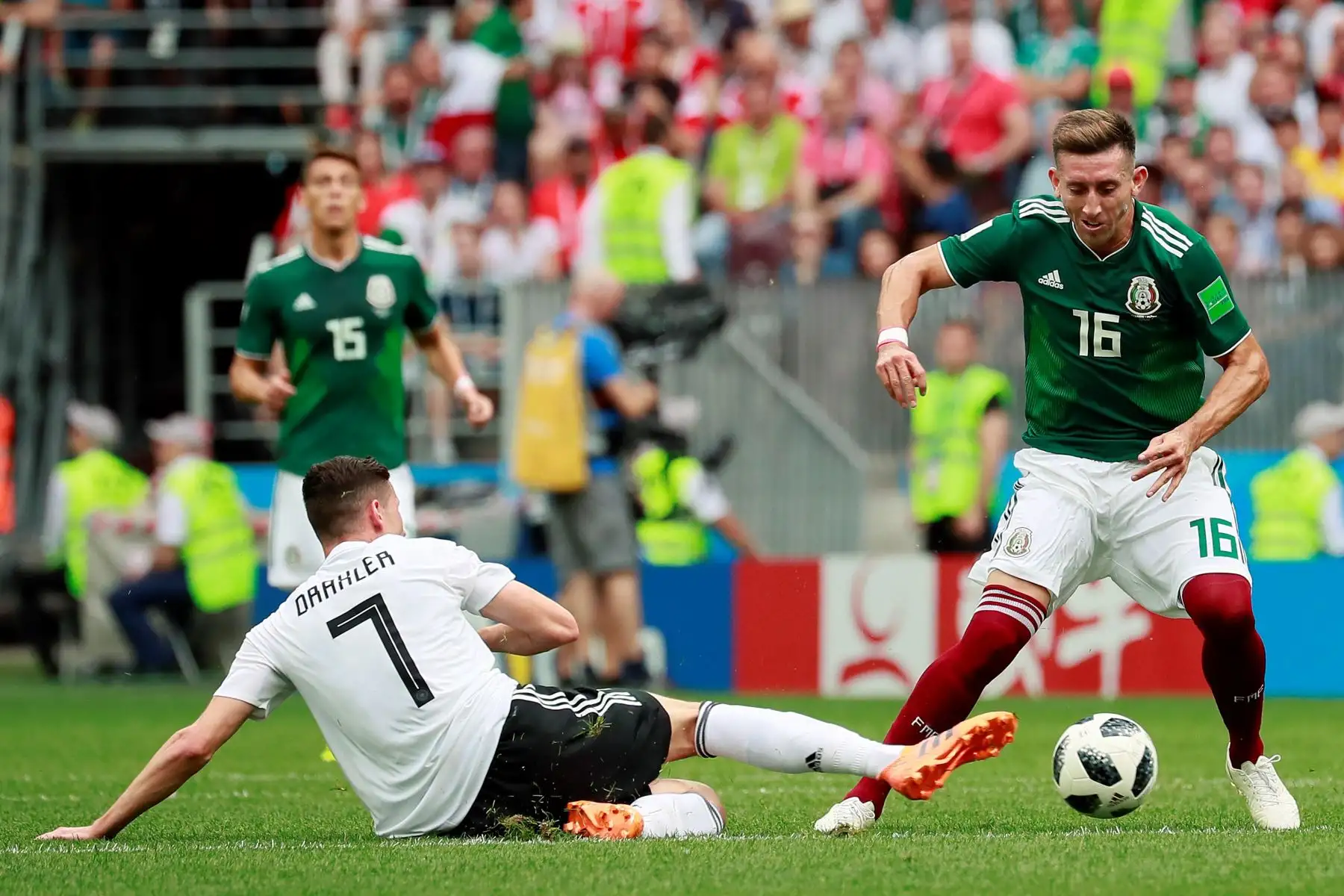 El centrocampista alemán Julian Draxler  y el centrocampista mexicano Héctor Herrera durante el partido Alemania-México, del Grupo Mundial de Fútbol de Rusia 2018, en el Estadio Luzhniki.Foto:EFE