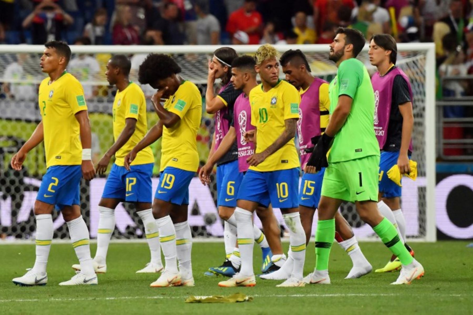 El delantero brasileño Neymar y sus compañeros de equipo abandonan el terreno de juego después del partido de fútbol del Grupo E de la Copa Mundial Rusia 2018 entre Brasil y Suiza en el Rostov Arena en Rostov-On-DonFoto:AFP
