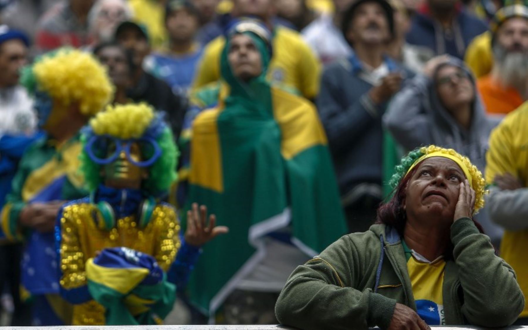 Los simpatizantes de Brasil hacen un gesto de trístesa al final  del partido .Foto.AFP