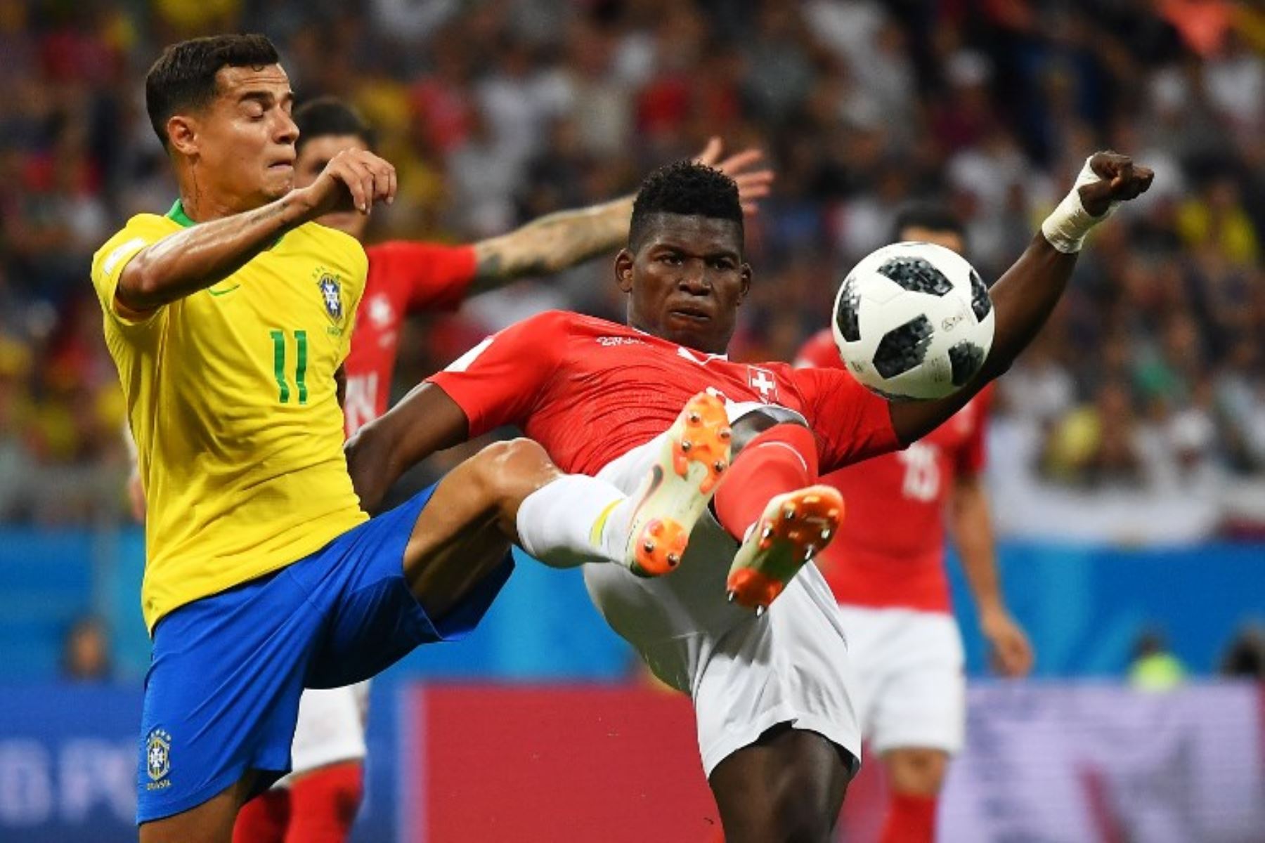 El delantero brasileño Philippe Coutinho y el delantero suizo Breel Embolo compiten por el balón durante el partido de fútbol del Grupo E de la Copa Mundial Rusia 2018 entre Brasil y Suiza.Foto.AFP