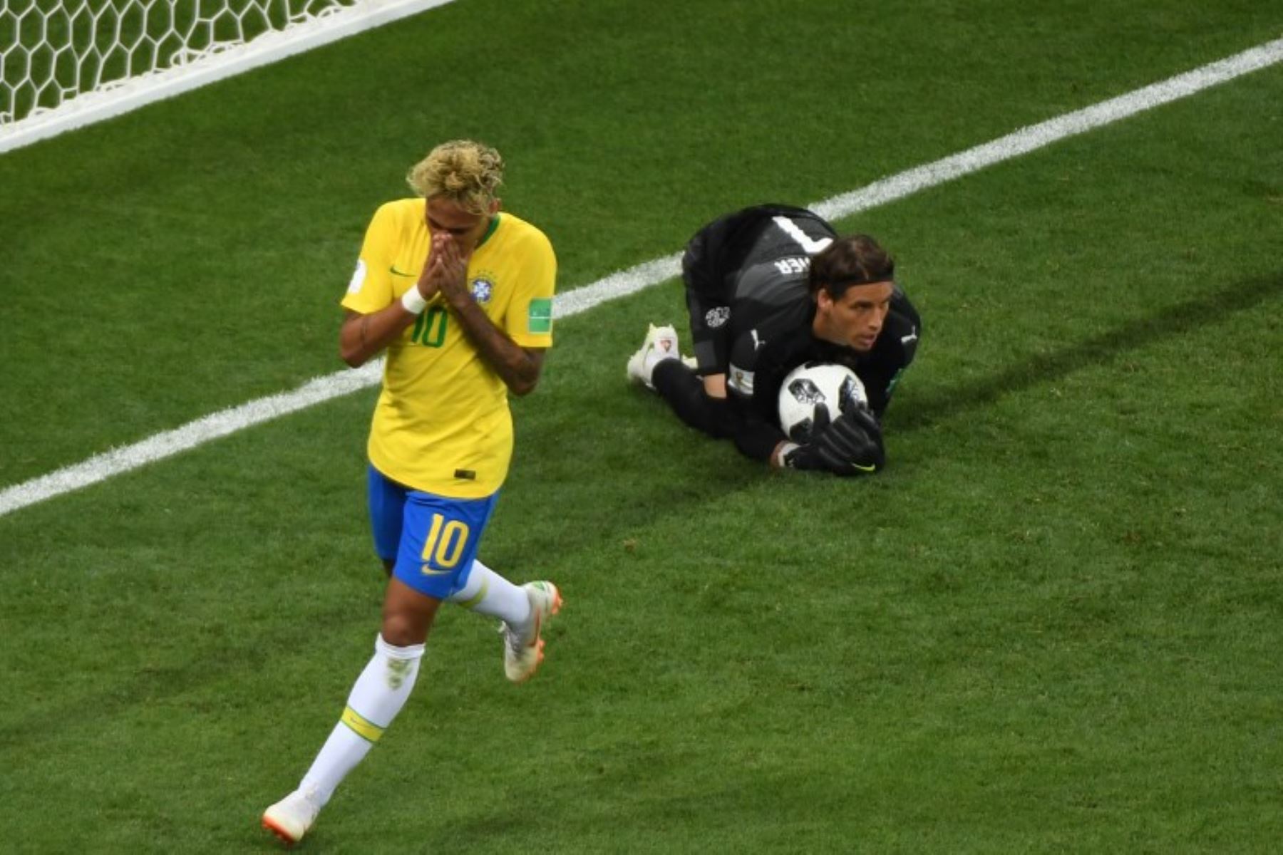 El portero de Suiza Yann Sommer hace un salvamento junto al delantero brasileño Neymar durante el partido de fútbol del Grupo E de la Copa Mundial Rusia 2018 entre Brasil y Suiza.FotoAFP