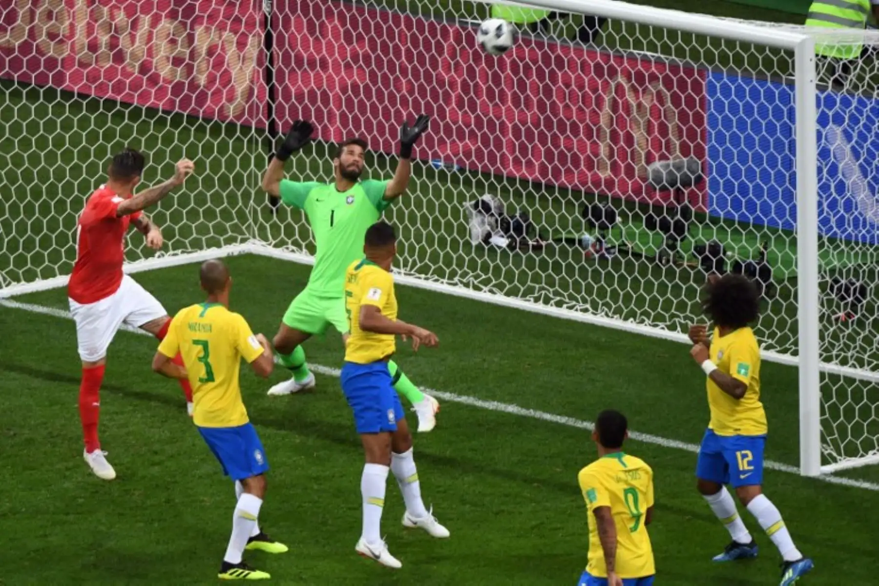 El centrocampista suizo Steven Zuber anota contra el portero brasileño Alisson durante el partido de fútbol del Grupo E de la Copa Mundial Rusia 2018 entre Brasil y Suiza.Foto:AFP