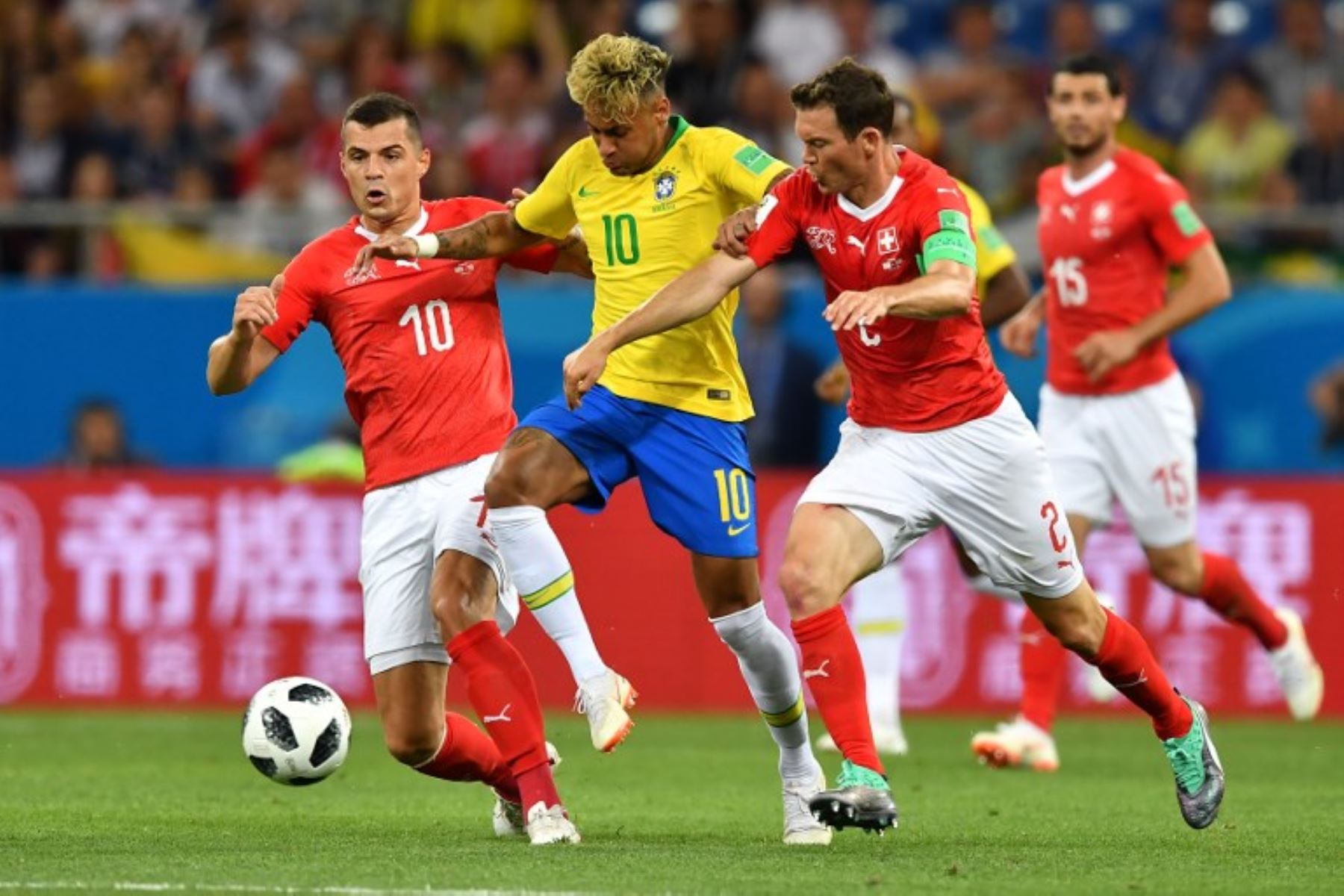 El centrocampista suizo Granit Xhaka,  el delantero brasileño Neymar y el defensor suizo Stephan Lichtsteiner compiten por el balón durante el partido de fútbol del Grupo E de la Copa Mundial Rusia 2018.FotoAFP