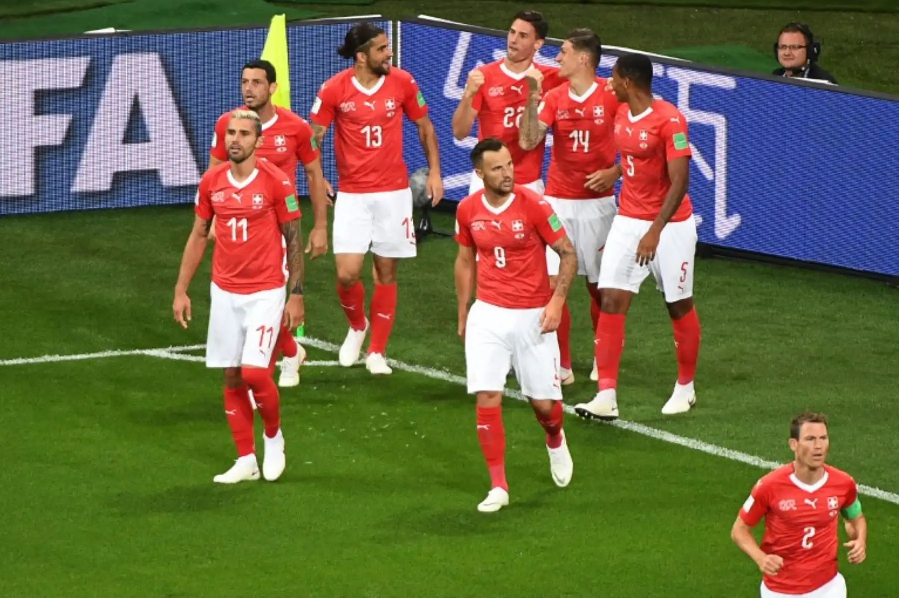 El centrocampista suizo Steven Zuber celebra con sus compañeros luego de anotar durante el partido de fútbol del Grupo E de la Copa Mundial Rusia 2018 entre Brasil y Suiza.Foto.AFP