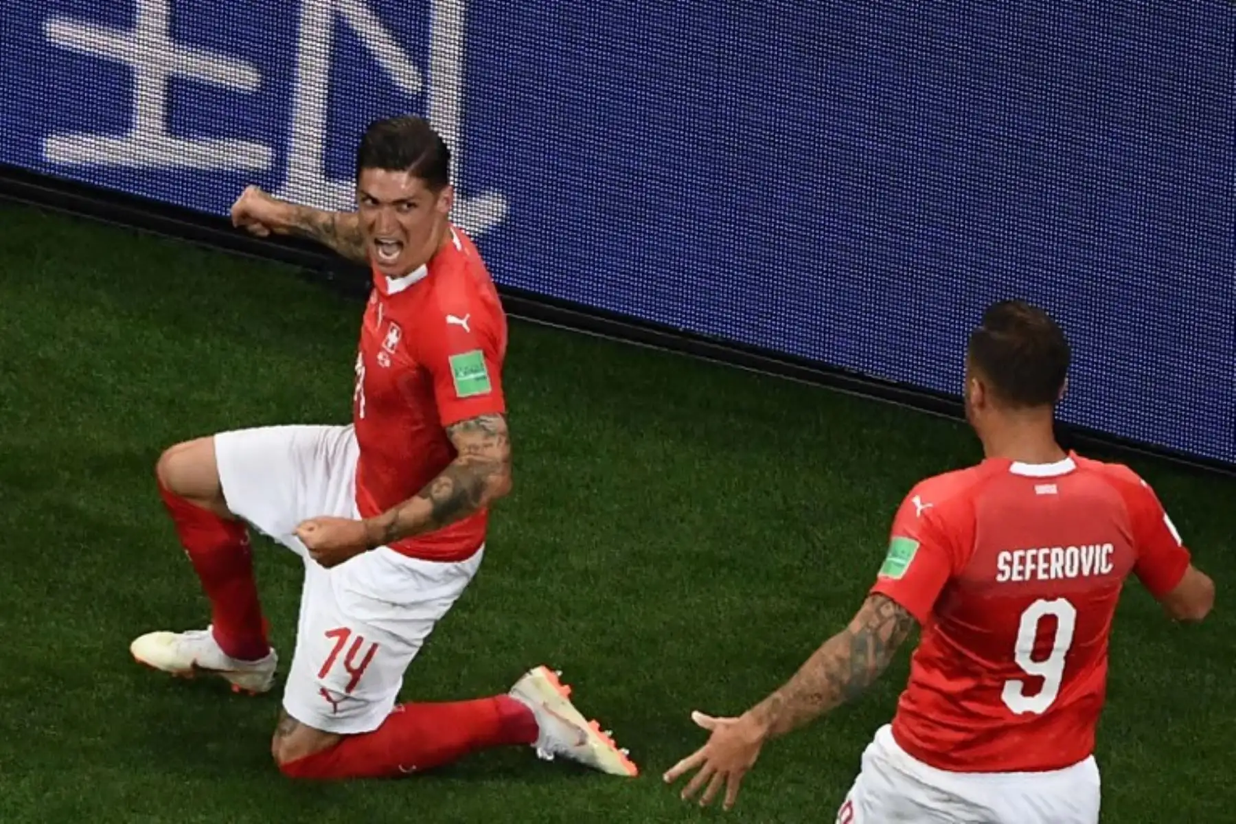 El centrocampista de Suiza Steven Zuber celebra con sus compañeros después de anotar durante el partido de fútbol del Grupo E de la Copa Mundial Rusia 2018 entre Brasil y Suiza.Foto.AFP