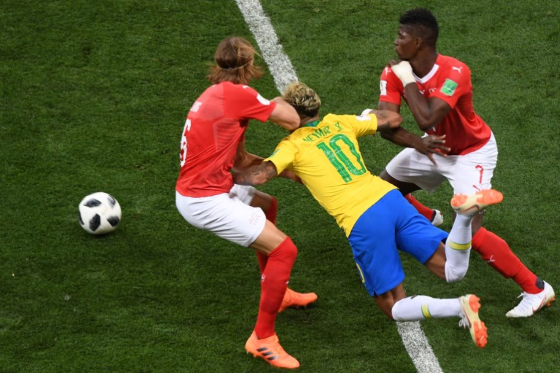 El delantero brasileño Neymar lucha por el balón con el defensa suizo Michael Lang  y el delantero suizo Breel Embolo durante el partido de fútbol del Grupo E de la Copa Mundial Rusia 2018 entre Brasil y Suiza. Foto:AFP
