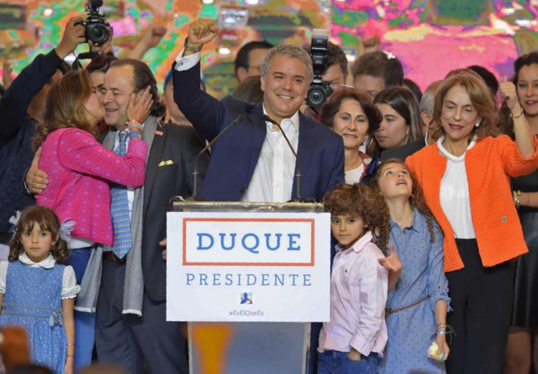 El recién electo presidente colombiano Ivan Duque celebra con su familia y seguidores en Bogotá, después de ganar las elecciones presidenciales.Foto:AFP