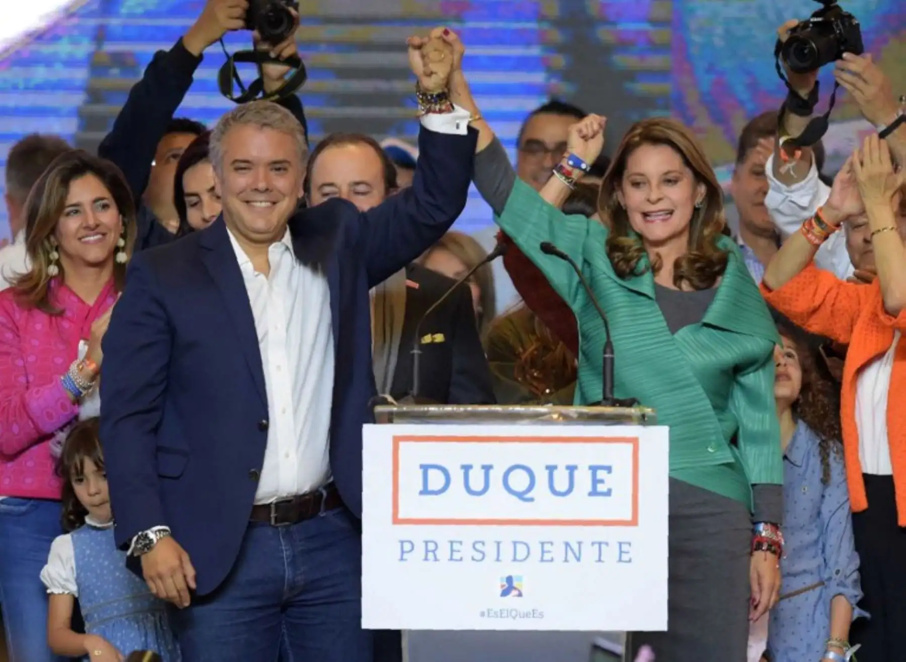 El recién electo presidente colombiano Ivan Duque celebra con su familia y seguidores en Bogotá, después de ganar las elecciones presidenciales.Foto:AFP