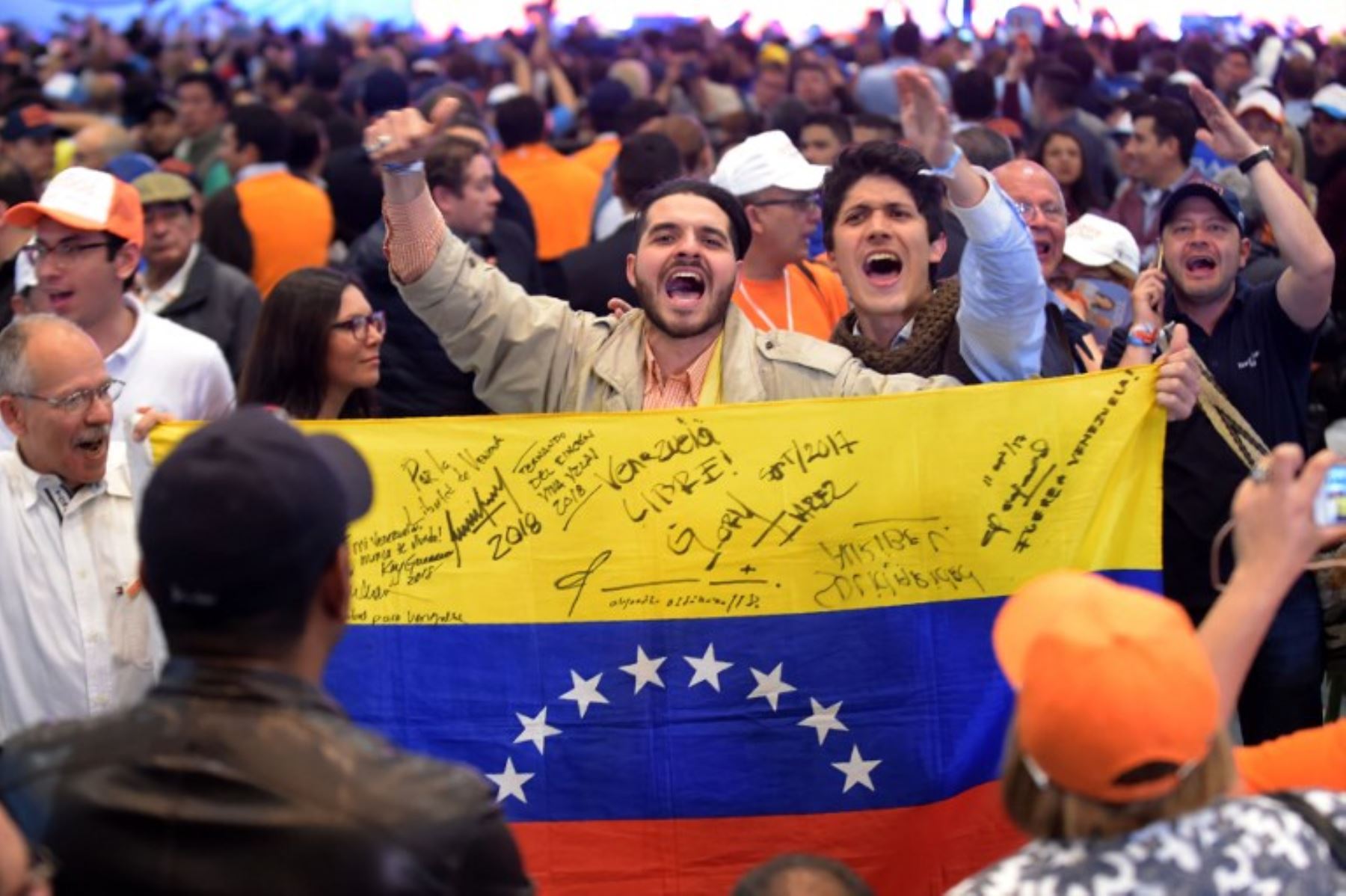 Los partidarios del candidato presidencial del Partido Centro Democrático de Colombia, Iván Duque, reaccionan en Bogotá cuando llegan los resultados de las elecciones presidenciales de segunda vuelta.Foto:AFP