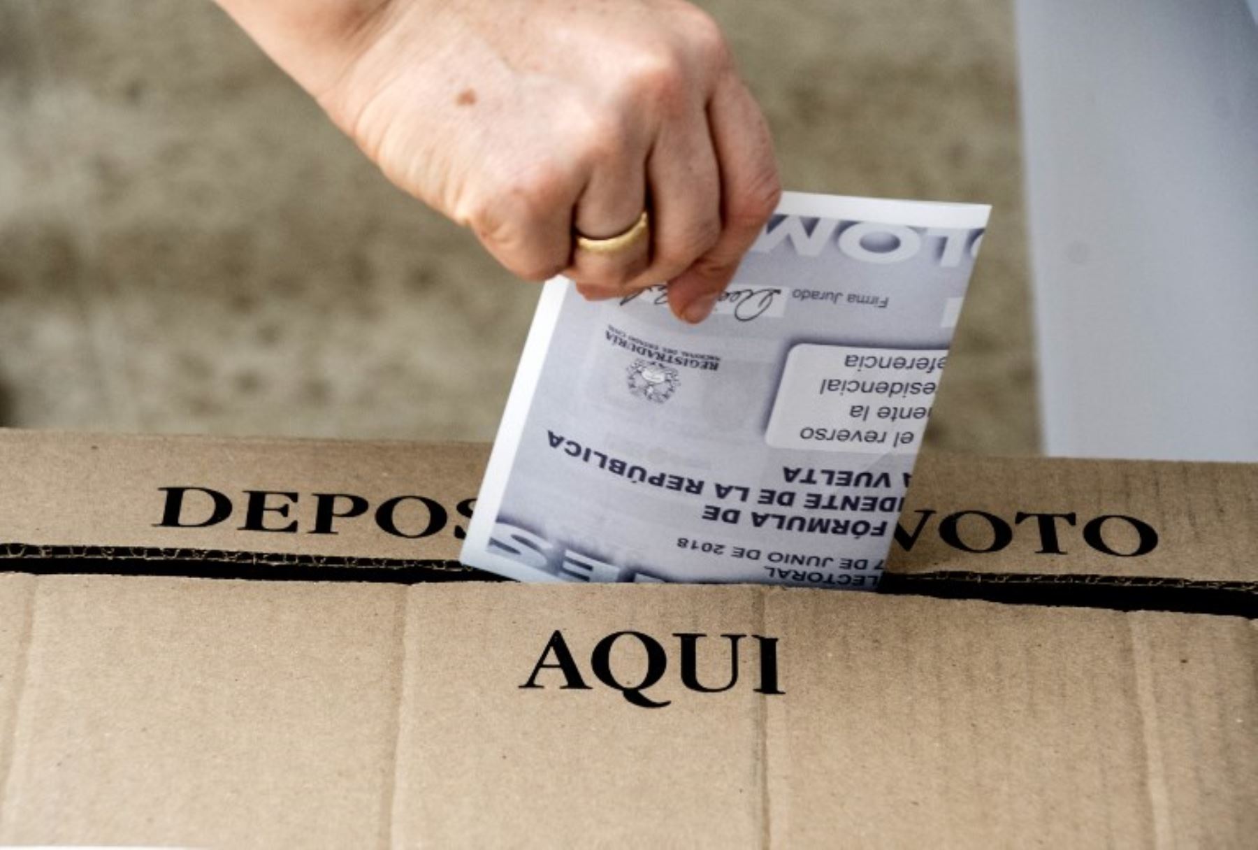 Un ciudadano colombiano que vive en Costa Rica ejerce su voto en la embajada de Colombia en San José, mientras su país celebra la segunda vuelta de las elecciones presidenciales.Foto:AFP