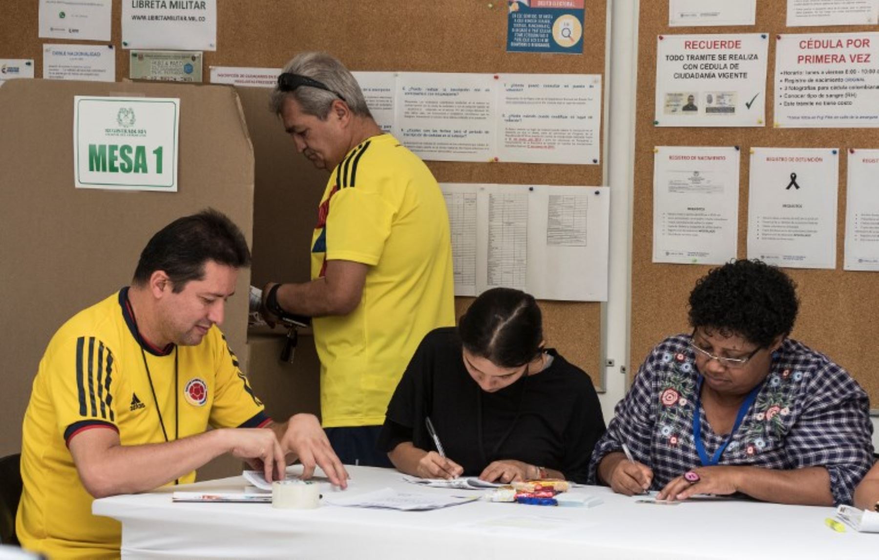 Un ciudadano colombiano que vive en Costa Rica ejerce su voto en la embajada de Colombia en San José, mientras su país celebra la segunda vuelta de las elecciones presidenciales.Foto:AFP