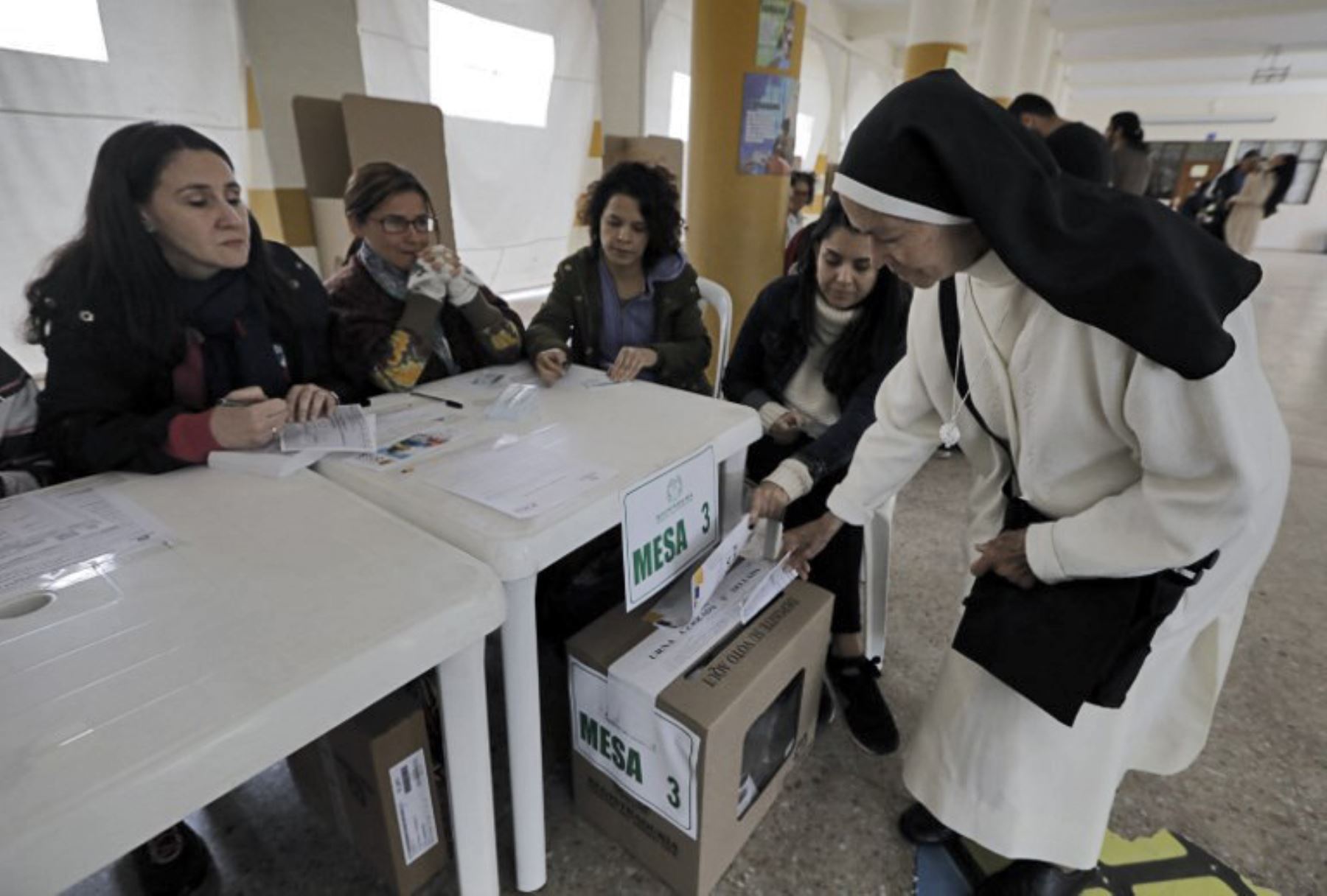 Una monja vota en una mesa electoral en Bogotá durante la segunda vuelta electoral en Colombia.Foto:AFP
