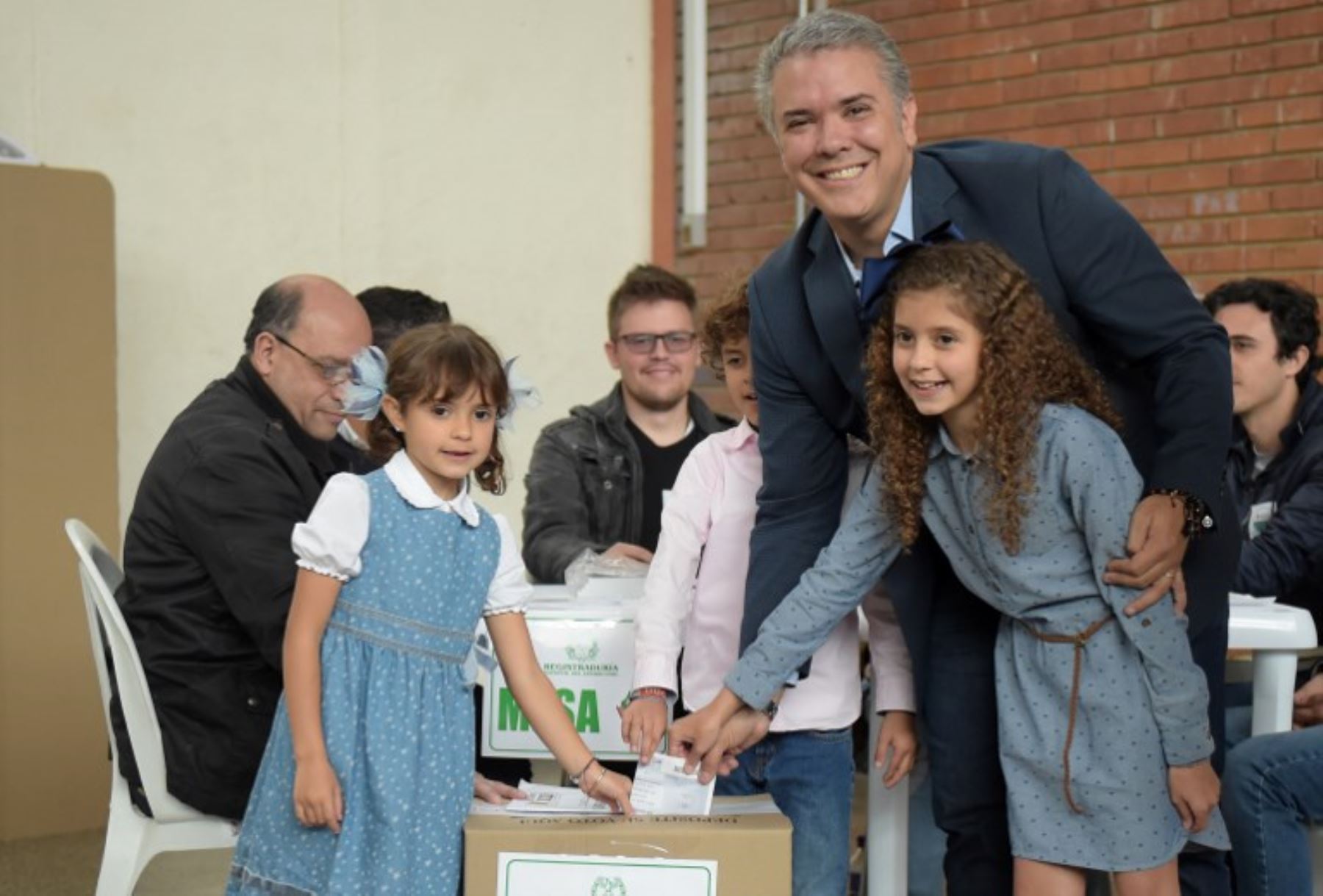 El candidato presidencial colombiano para el Partido Centro Democrático de Colombia, Iván Duque, lanza su voto acompañado por sus hijos, durante la segunda vuelta electoral.Foto:AFP