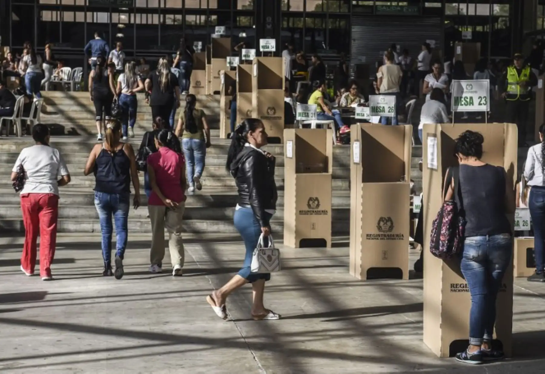 La gente vota en una mesa de votación durante la segunda vuelta electoral en Medellín, departamento de Antioquia,Colombia. Foto:AFP