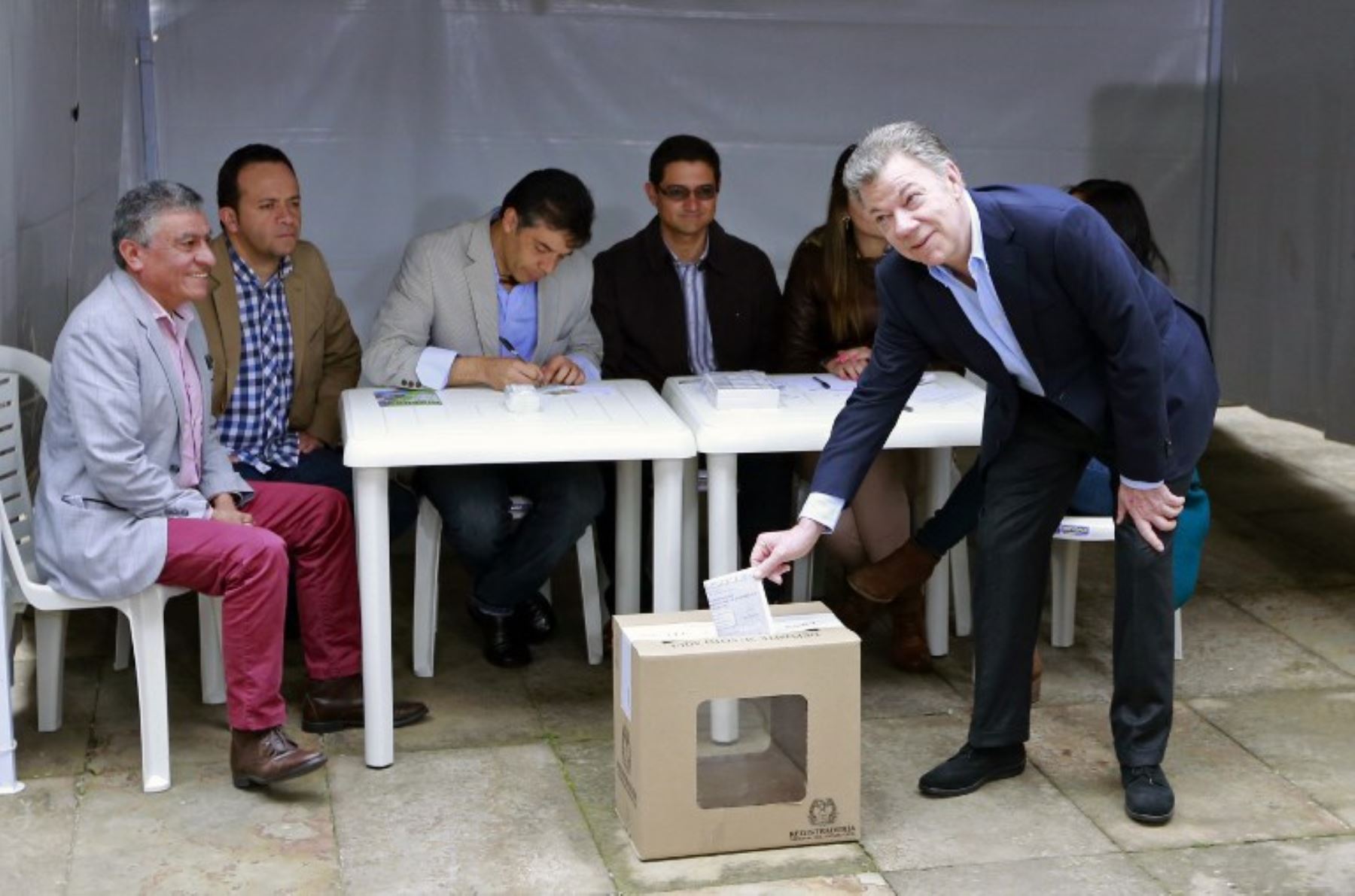 El presidente Juan Manuel Santos, emite su voto en una mesa electoral en Bogotá durante la segunda vuelta presidencial en Colombia.Foto:AFP