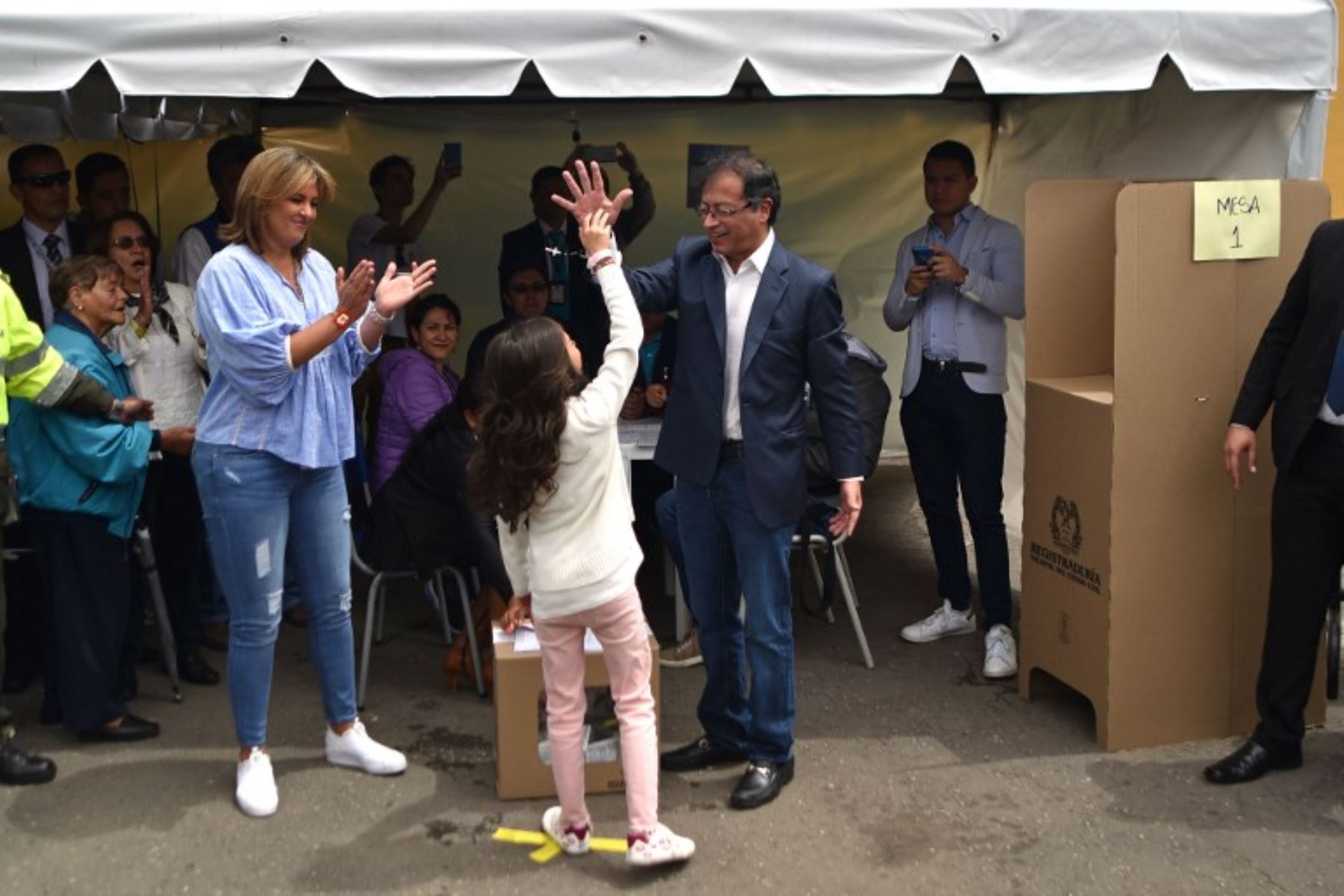 El candidato presidencial Gustavo Petro celebra con su hija después de emitir su voto en una mesa de votación durante la segunda vuelta de las elecciones presidenciales en Bogotá.Foto:AFP