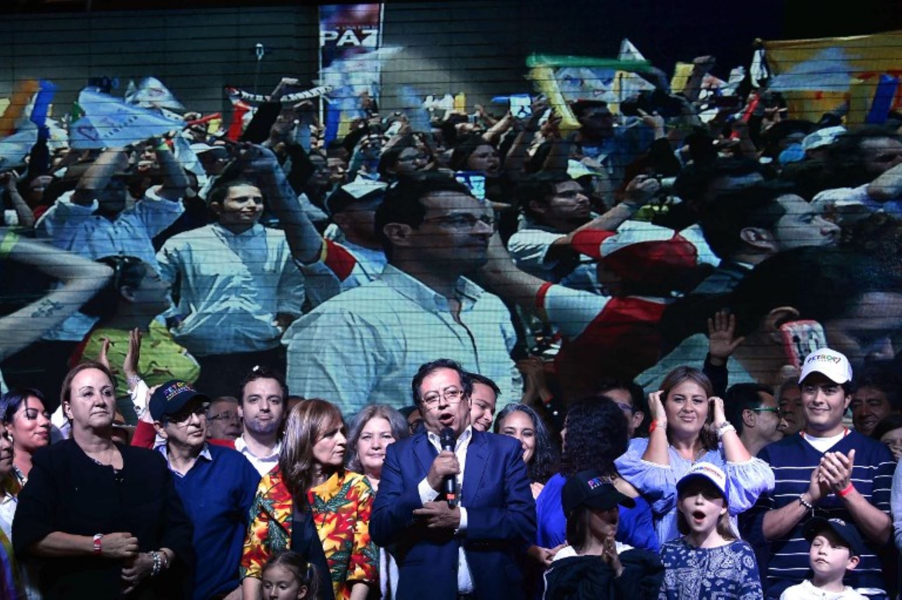 El candidato presidencial Gustavo Petro, rodeado por su familia y seguidores, habla después de su derrota del rival conservador Ivan Duque en las elecciones presidenciales de Colombia.Foto:AFP