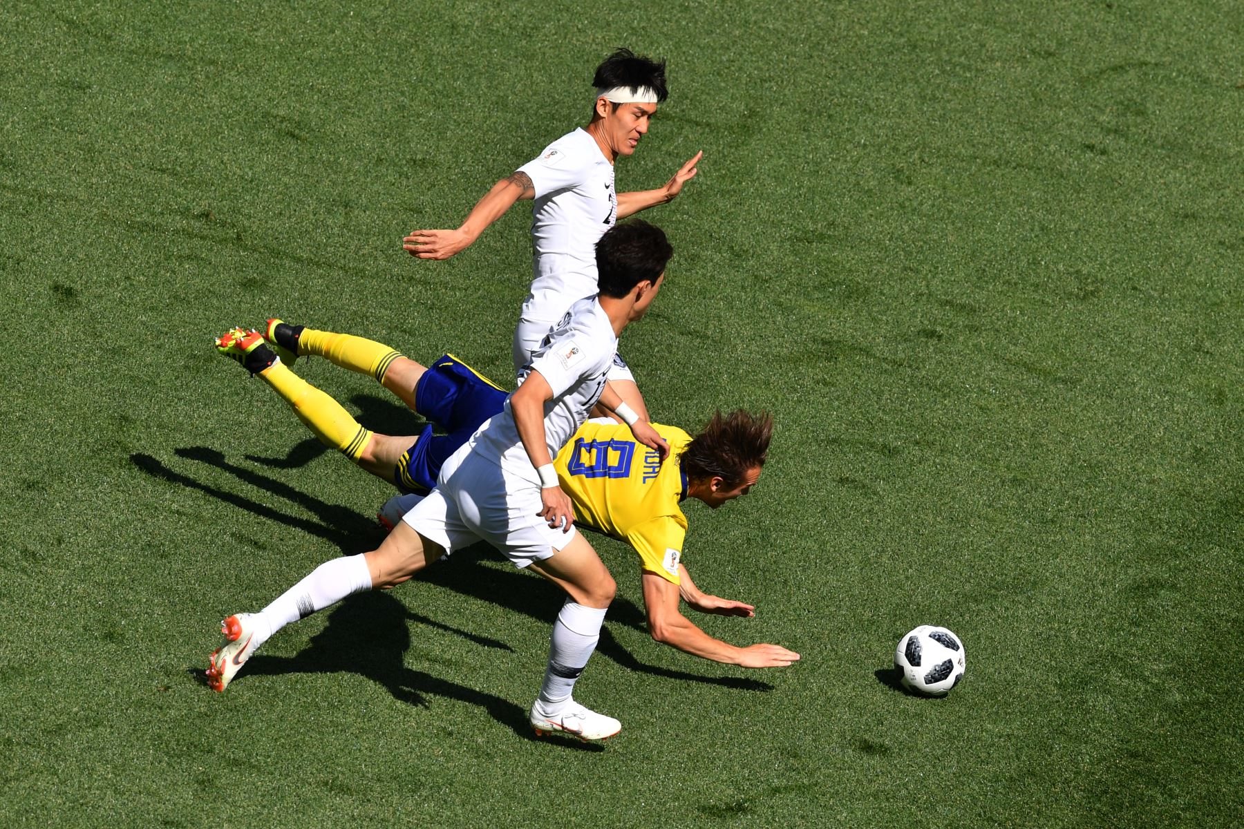 El centrocampista sueco Albin Ekdal  es abordado por el defensa surcoreano Lee Yong y el delantero surcoreano Hwang Hee-chan durante el partido de fútbol del Grupo F de la Copa Mundial Rusia 2018 entre Suecia y Corea del Sur. AFP