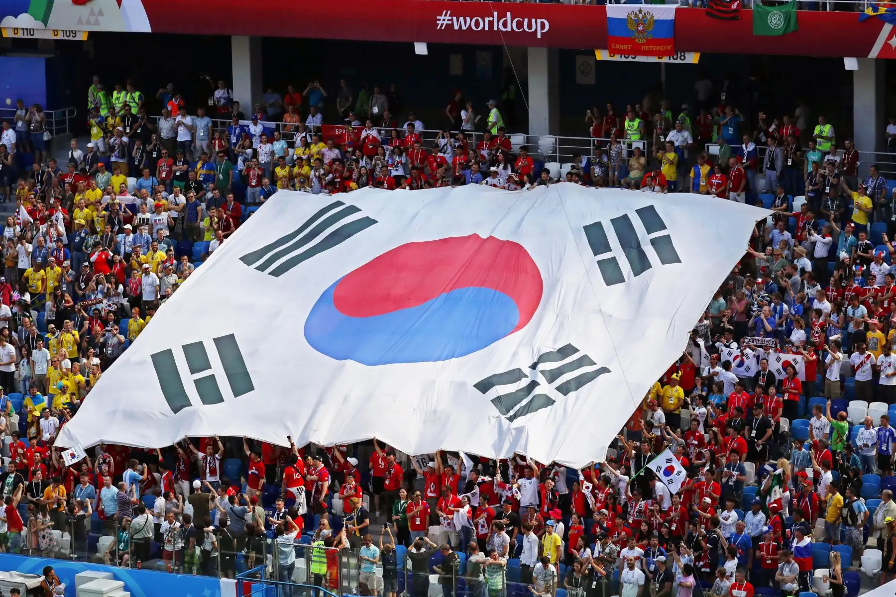 Nizhny Novgorod (Federación de Rusia), 18/06 / 2018.- Partidarios de la alegría de Corea del Sur antes del partido de fútbol preliminar del Grupo F de la Copa Mundial de la FIFA 2018 entre Suecia y Corea del Sur en Nizhny Novgorod, Rusia. AFP