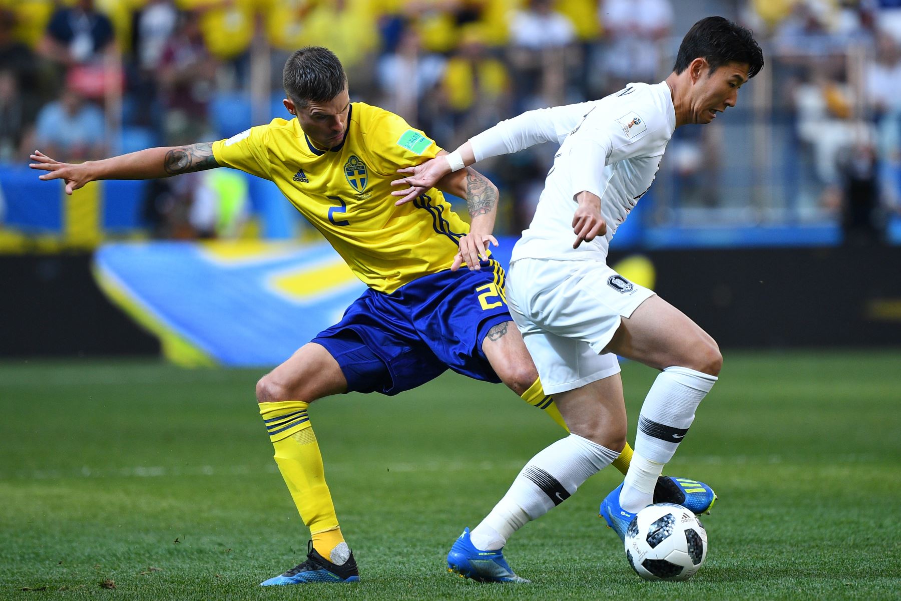 El delantero surcoreano Son Heung-min (R) está marcado por el defensor sueco Mikael Lustig durante el partido de fútbol del Grupo F de la Copa Mundial Rusia 2018 entre Suecia y Corea del Sur. Foto: AFP