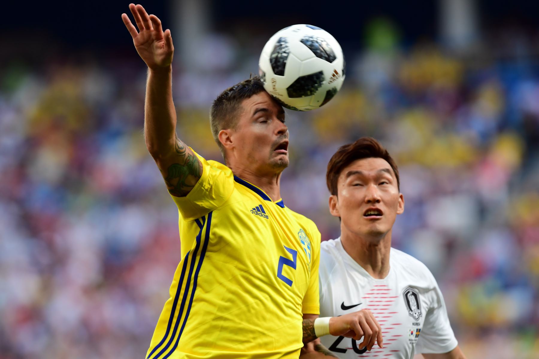 El defensa sueco Mikael Lustig (L) compite por el cabezazo con el defensa surcoreano Jang Hyun-soo durante el partido de fútbol del Grupo F de la Copa Mundial Rusia 2018 entre Suecia y Corea del Sur en el Estadio Nizhny Novgorod. AFP