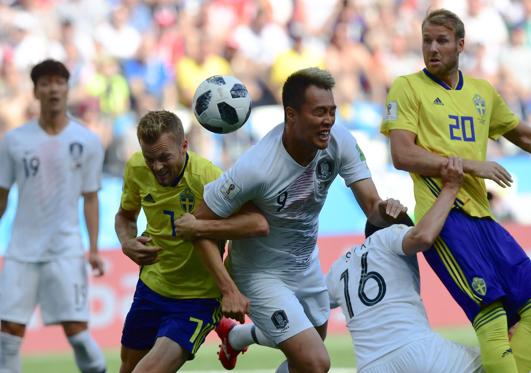 El centrocampista sueco Sebastian Larsson (C-L) compite por el cabezazo con el alero surcoreano Kim Shin-wook (C) durante el partido de fútbol del Grupo F de la Copa Mundial Rusia 2018 entre Suecia y Corea del Sur. AFP