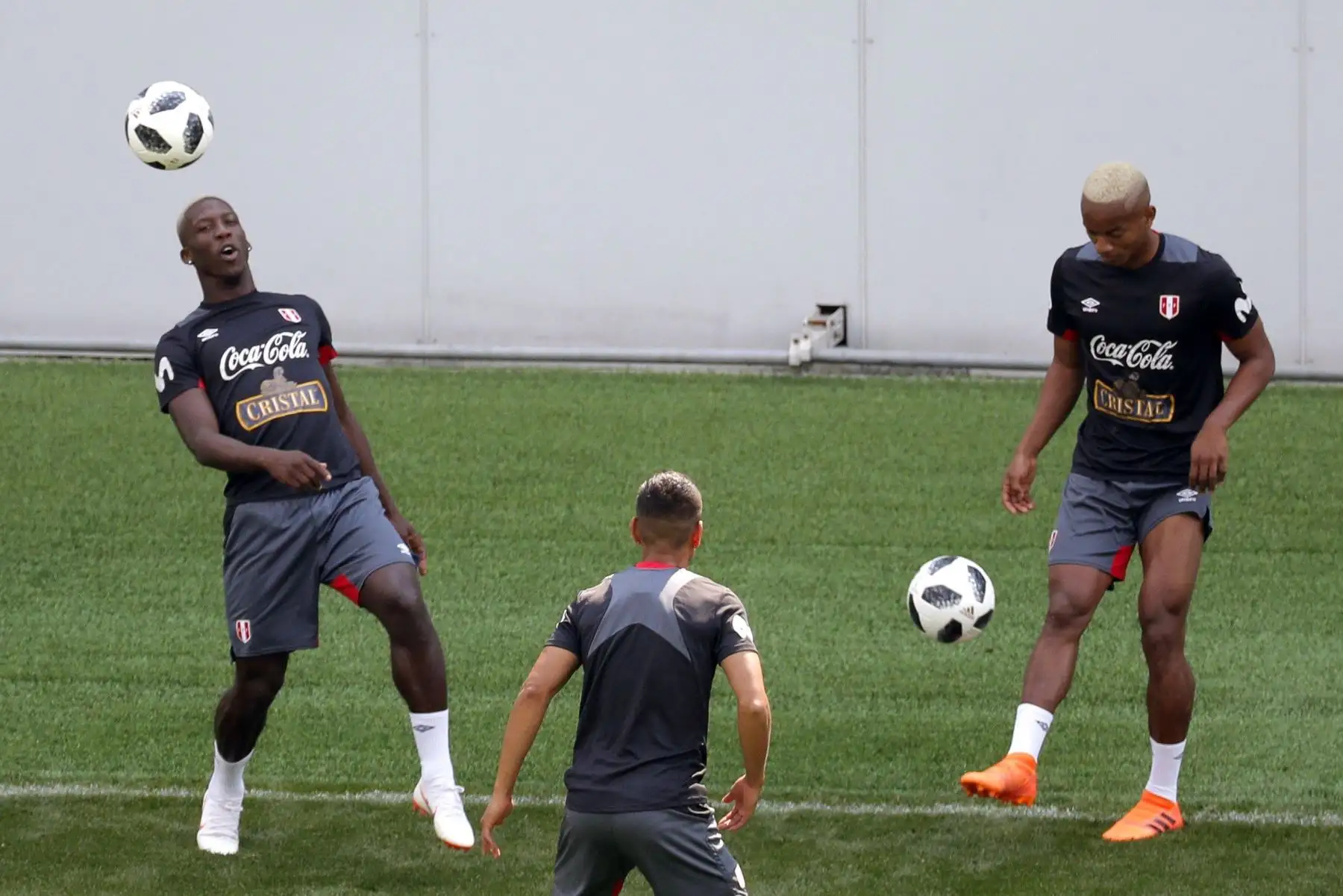 Los jugadores de la selección de Perú Luis AdvÌncula  y André Carrillo, durante el entrenamiento de Perú celebrado en el estadio Khimki de Moscu, de cara al próximo partido que disputar· frente a Francia dentro de la primera fase del Mundial Rusia. Foto: EFE