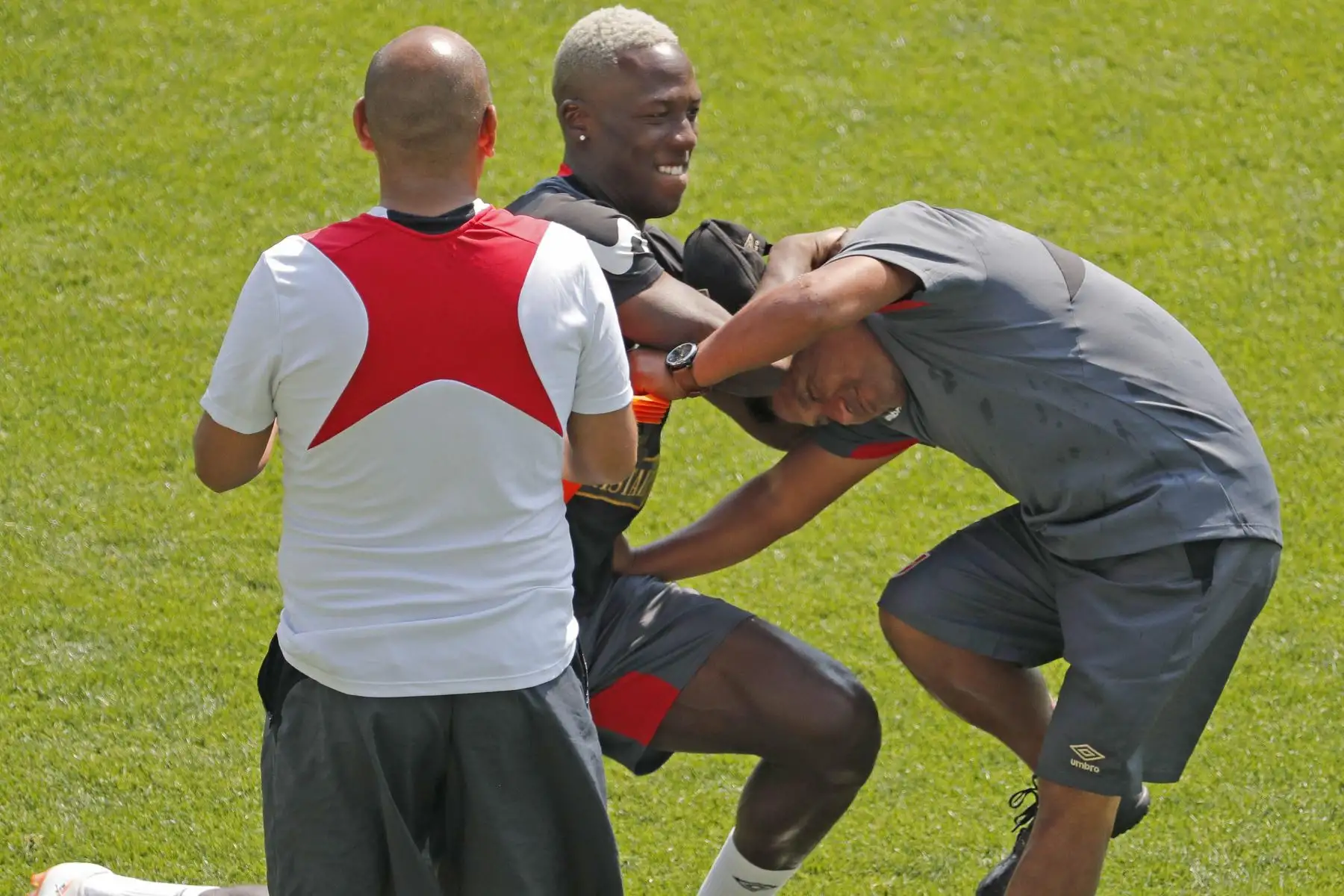 El defensa peruano Luis Advincula bromea con uno de los tÈcnicos del equipo, durante el entrenamiento. EFE