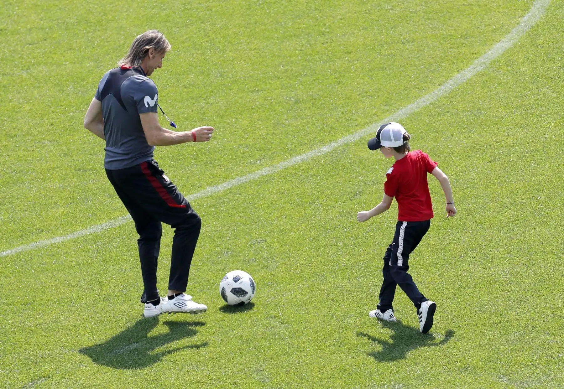 Ricardo Gareca, junto a su nieto BenjamÌn, durante el entrenamiento de Perú. EFE