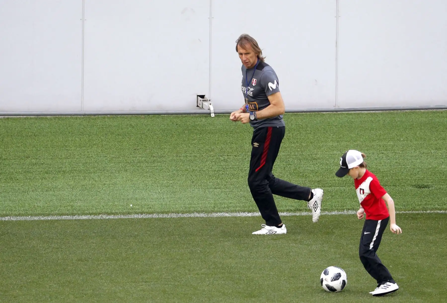 Ricardo Gareca junto a su nieto Benjamín, durante el entrenamiento de Perú. Foto: EFE.