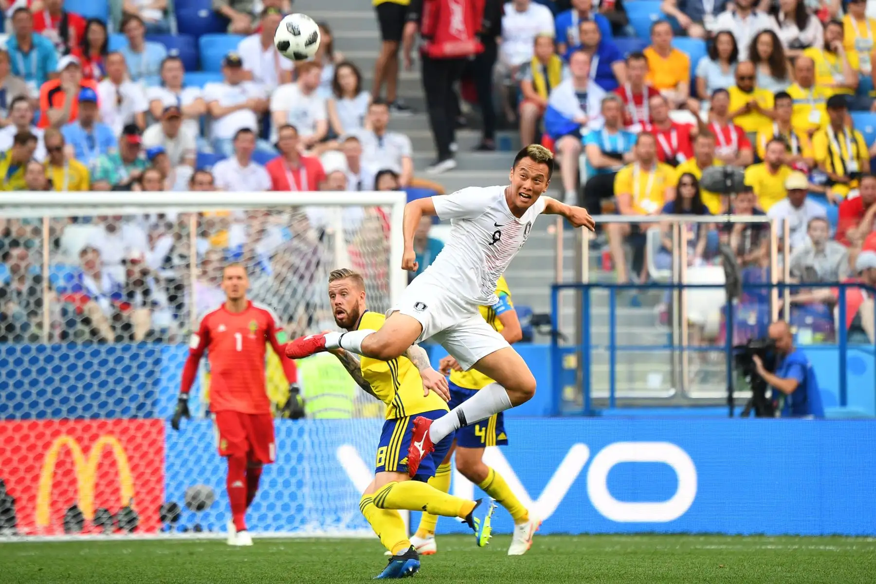 El delantero surcoreano Kim Shin-wook (C) encabeza la pelota durante el partido de fútbol del Grupo F de la Copa Mundial Rusia 2018 entre Suecia y Corea del Sur. AFP