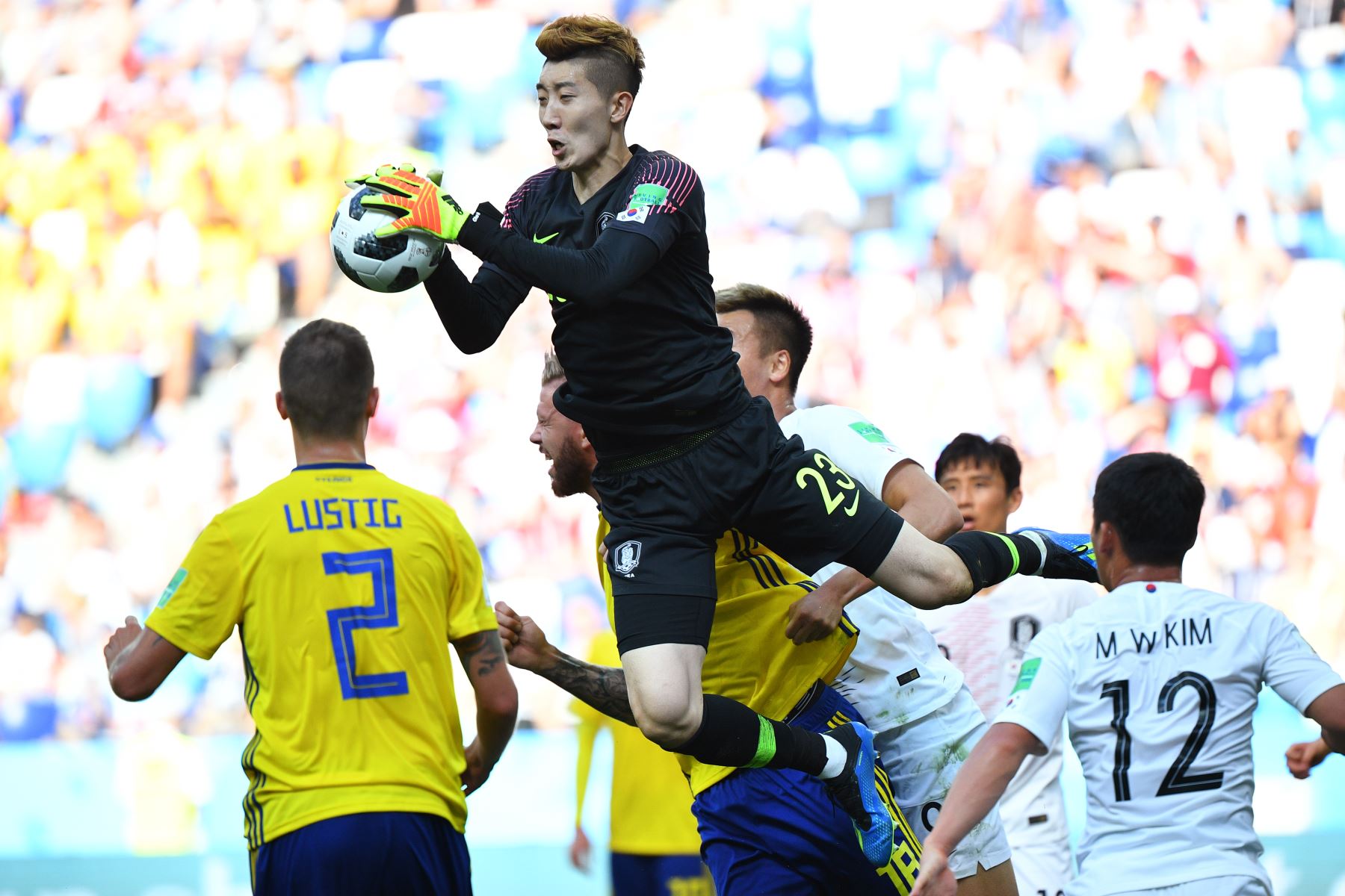 El portero surcoreano Cho Hyun-woo salta para recoger la esquina durante el partido de fútbol del Grupo F de la Copa Mundial Rusia 2018 entre Suecia y Corea del Sur. AFP