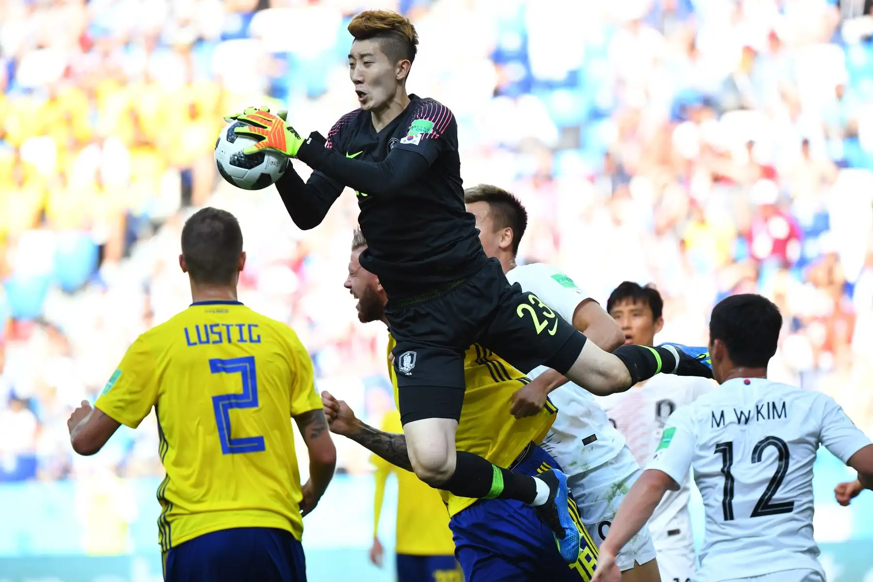 El portero surcoreano Cho Hyun-woo salta para recoger la esquina durante el partido de fútbol del Grupo F de la Copa Mundial Rusia 2018 entre Suecia y Corea del Sur. AFP