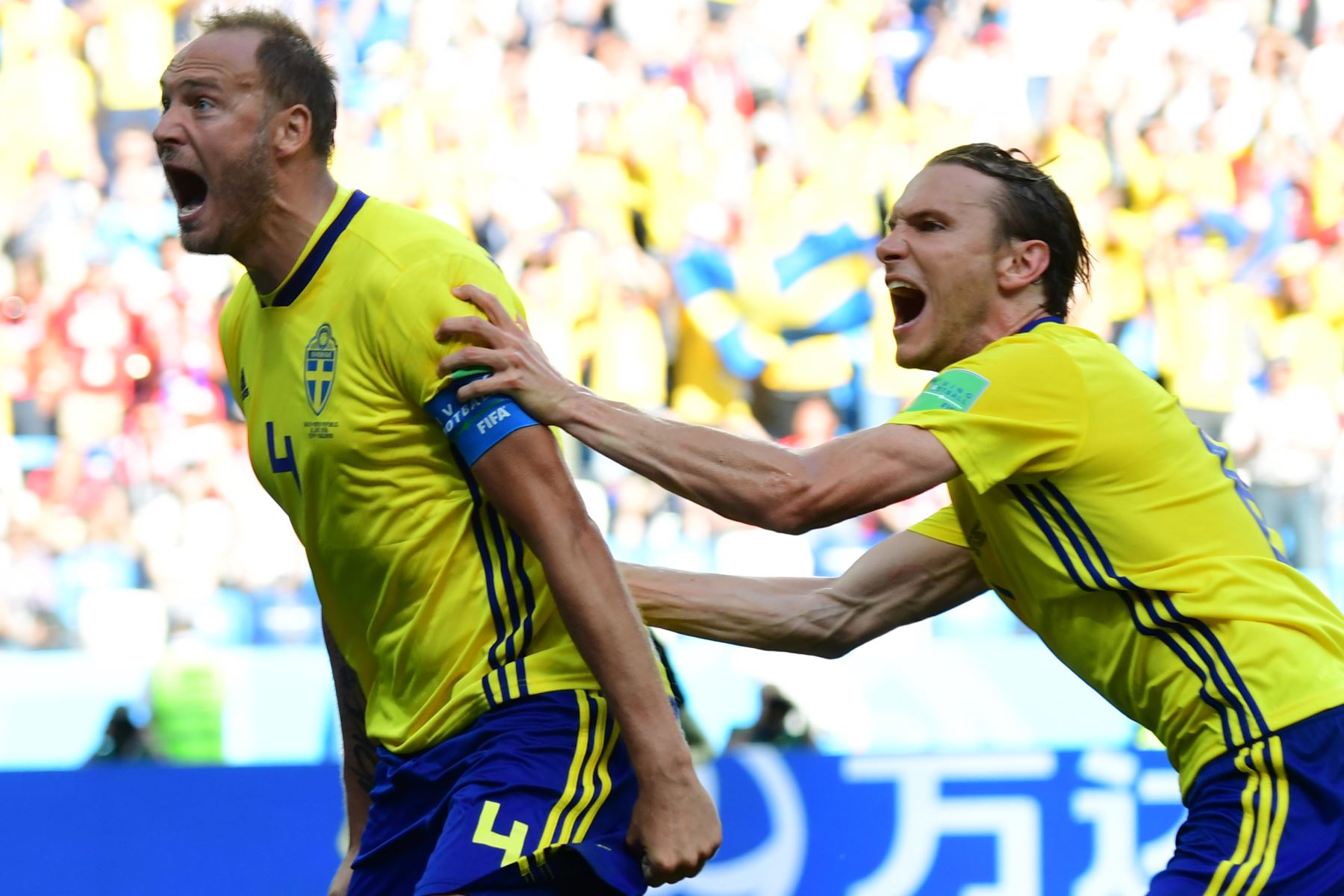 El defensor sueco Andreas Granqvist (L) celebra después de anotar un penal durante el partido de fútbol del Grupo F de la Copa Mundial Rusia 2018 entre Suecia y Corea del Sur en el Estadio Nizhny Novgorod en Nizhny. AFP